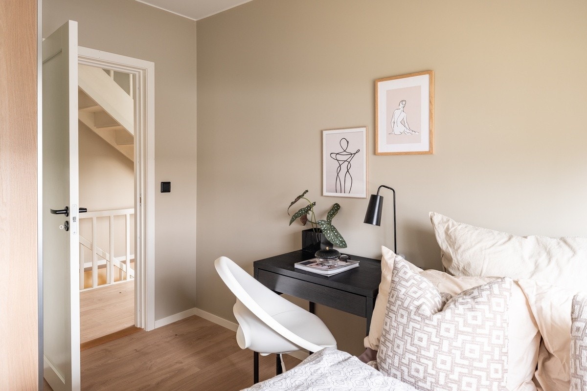 Sov Saturn - Alle rom er møblert med seng, garderobeskap, skrivepult og kontorstol. Galleribilde