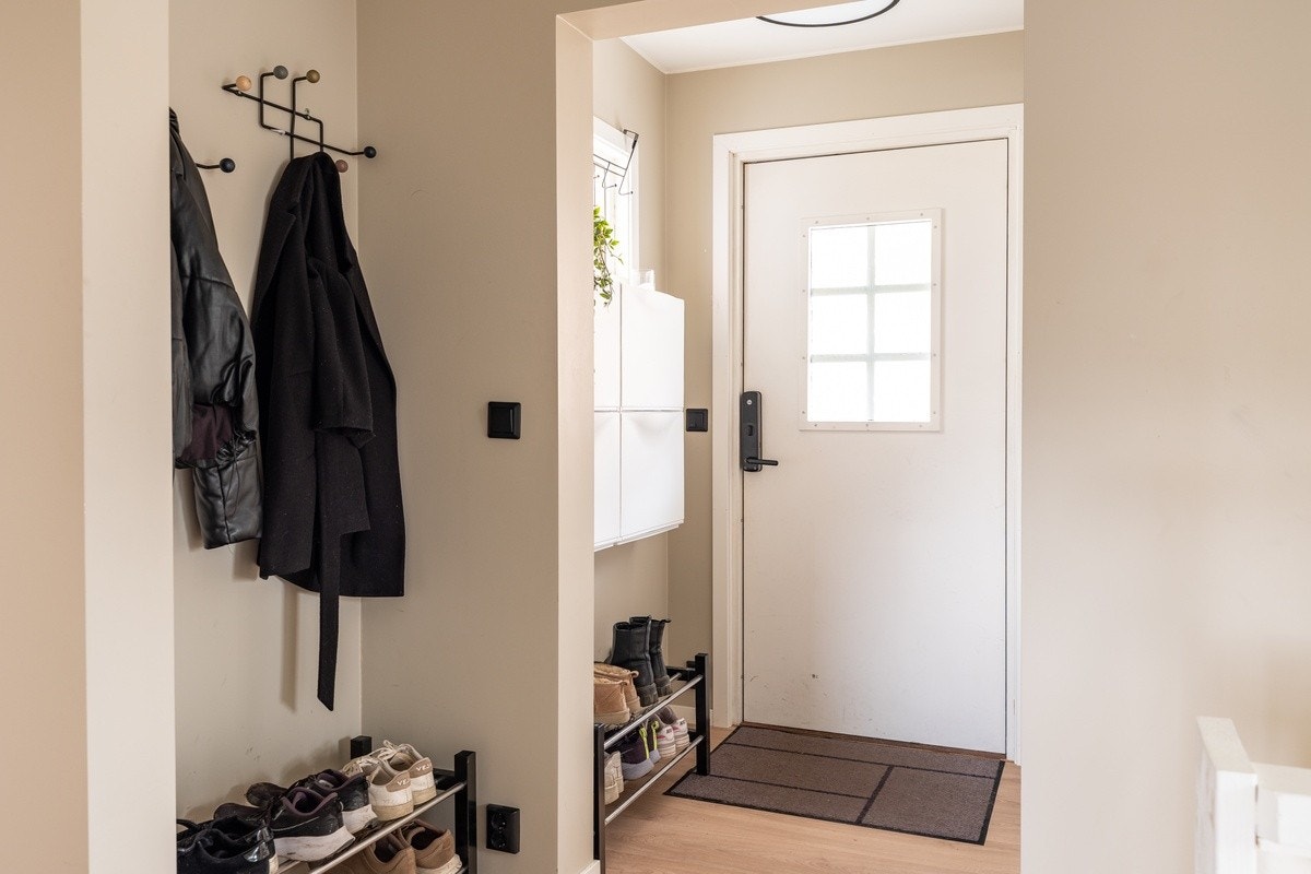 Romslig entré med god plass til oppbevaring av ytterklær og sko. Galleribilde
