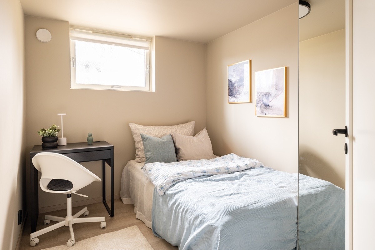 Sov Venus - Alle rom er møblert med seng, garderobeskap, skrivepult og kontorstol. Galleribilde