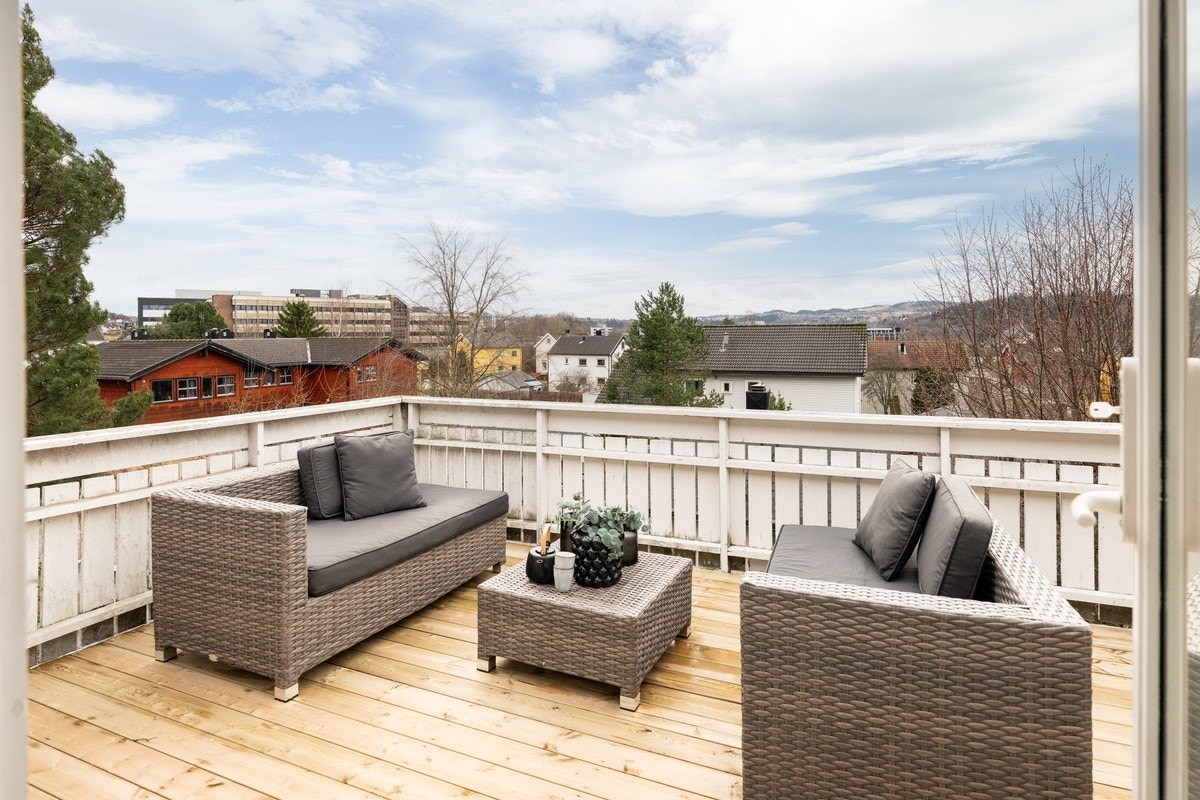 Tilgang på stor terrasse med utgang fra stue. Svært gode solforhold. Galleribilde