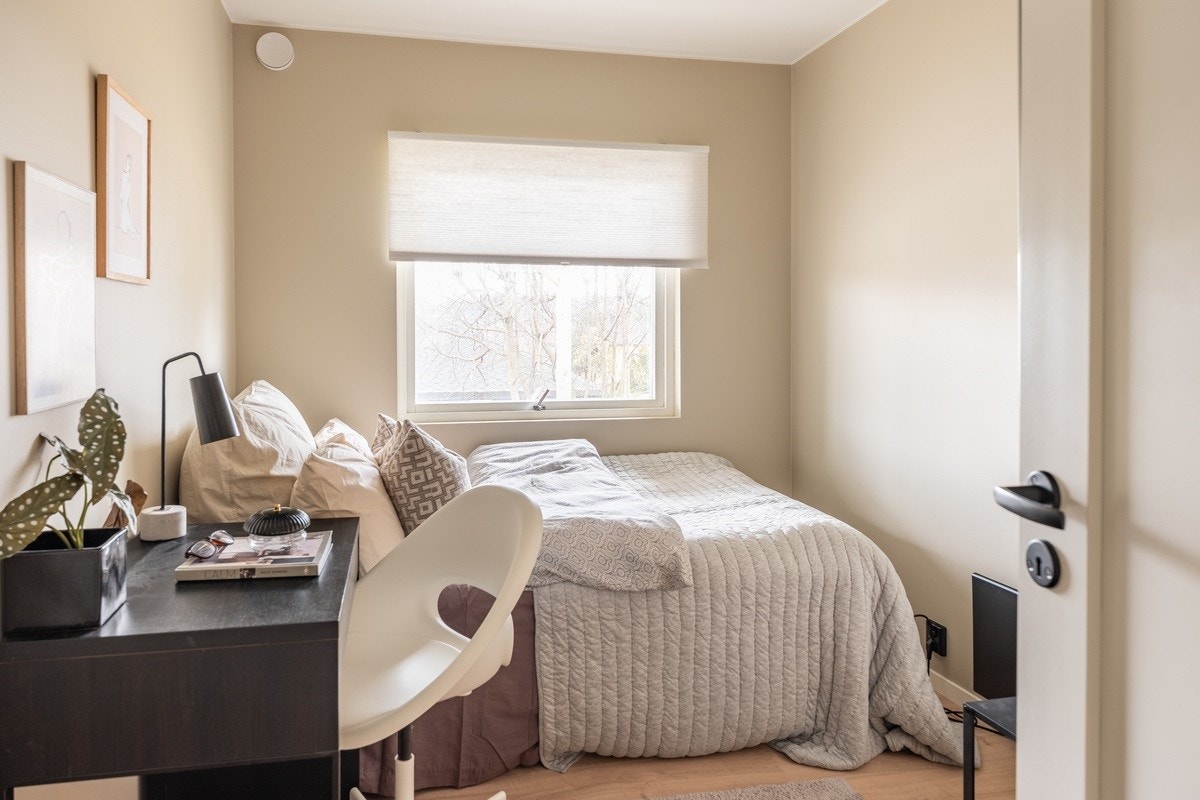 Sov Saturn - Alle rom er møblert med seng, garderobeskap, skrivepult og kontorstol. Galleribilde