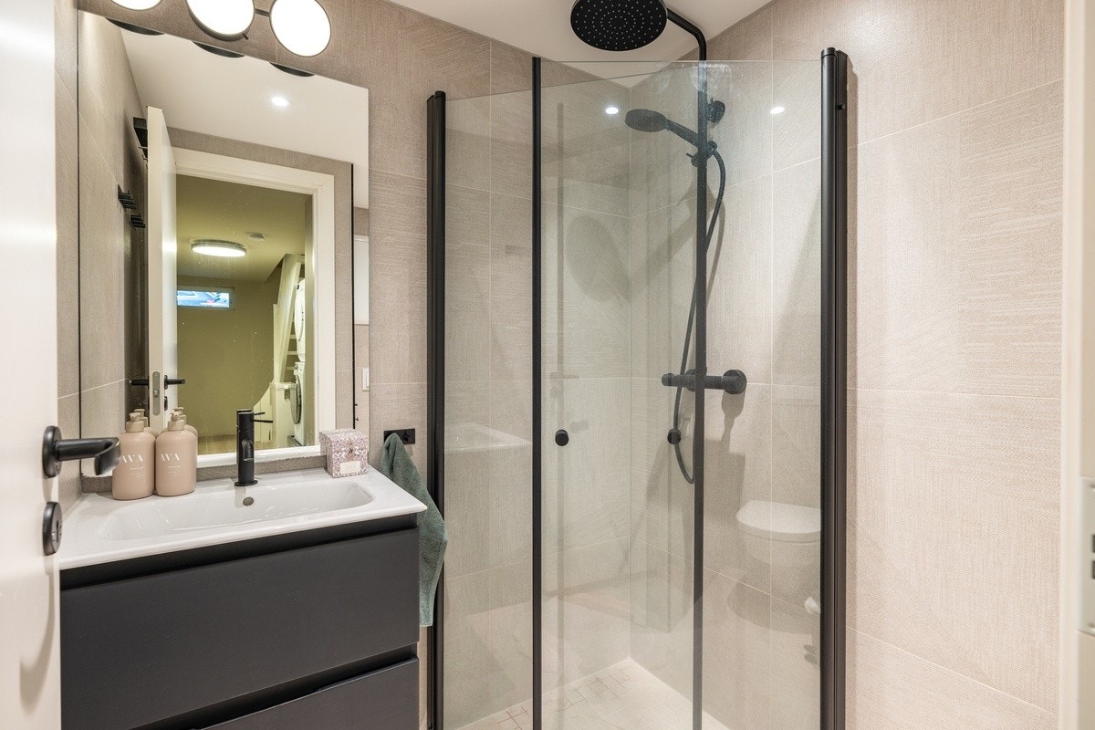 Bad 1 av 2 - Delikate bad med storformatflis, varme i gulv, moderne inventar, spotter mm. Galleribilde