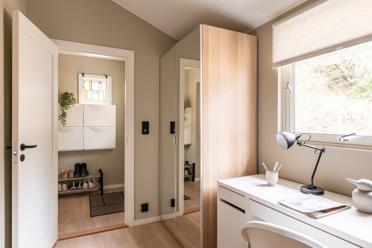 Sov Mars - Alle rom er møblert med seng, garderobeskap, skrivepult og kontorstol. Galleribilde