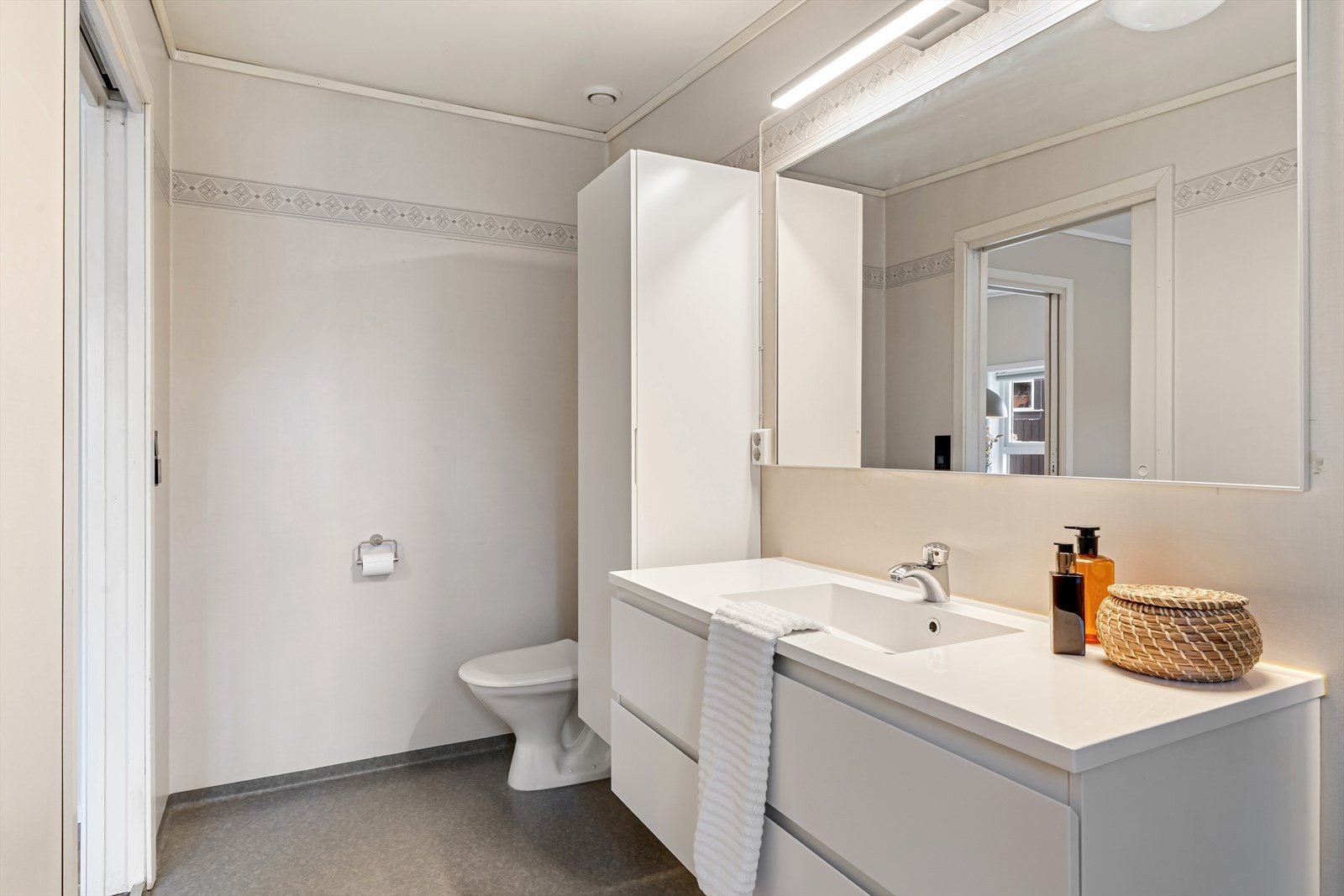 Utstyrt med dusjnisje, wc, baderomsinnredning og høyskap med god lagringsplass. Galleribilde