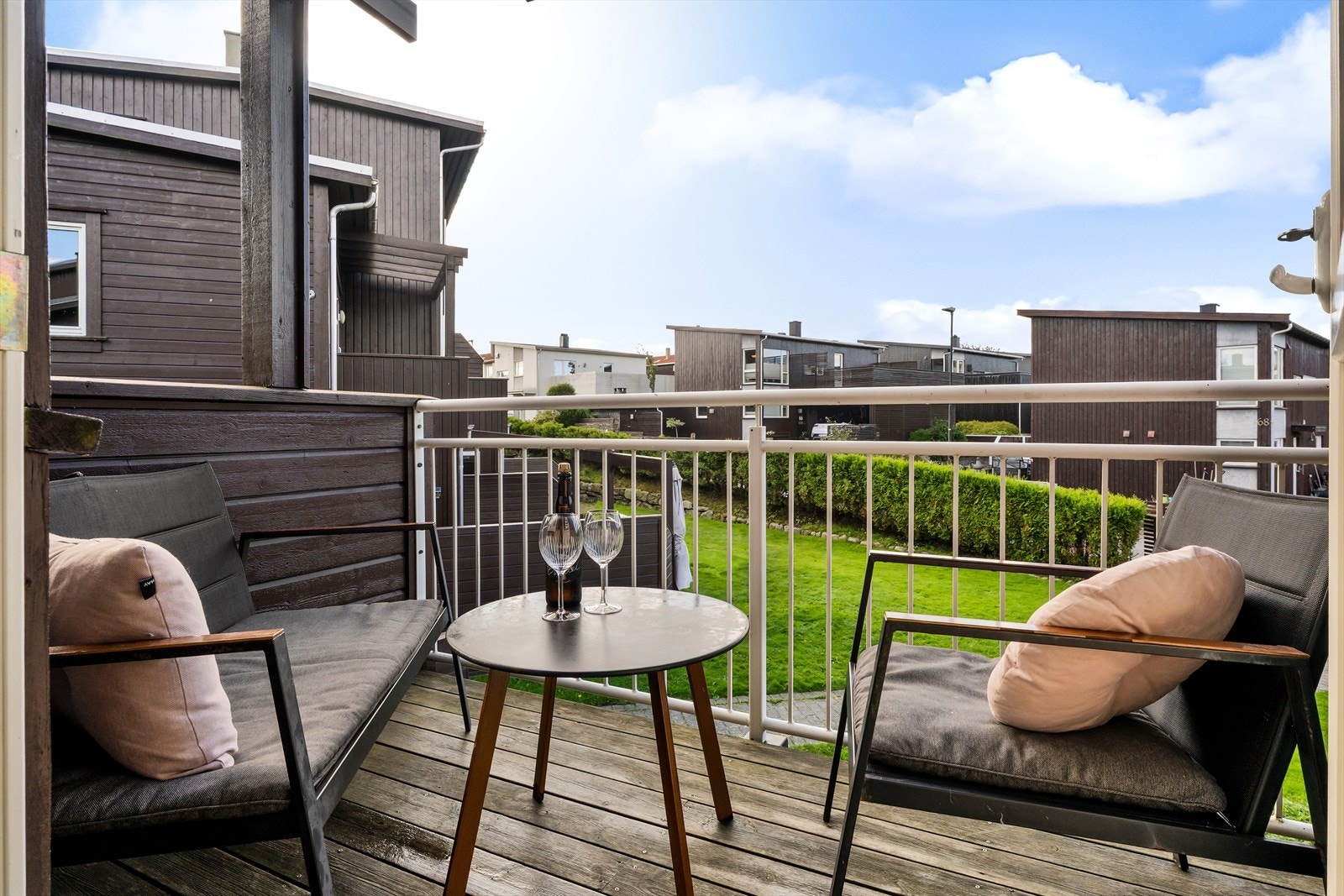 Solrik balkong med utgang fra stuen. Her kan en nyte solen når en kommer hjem fra jobb. Galleribilde