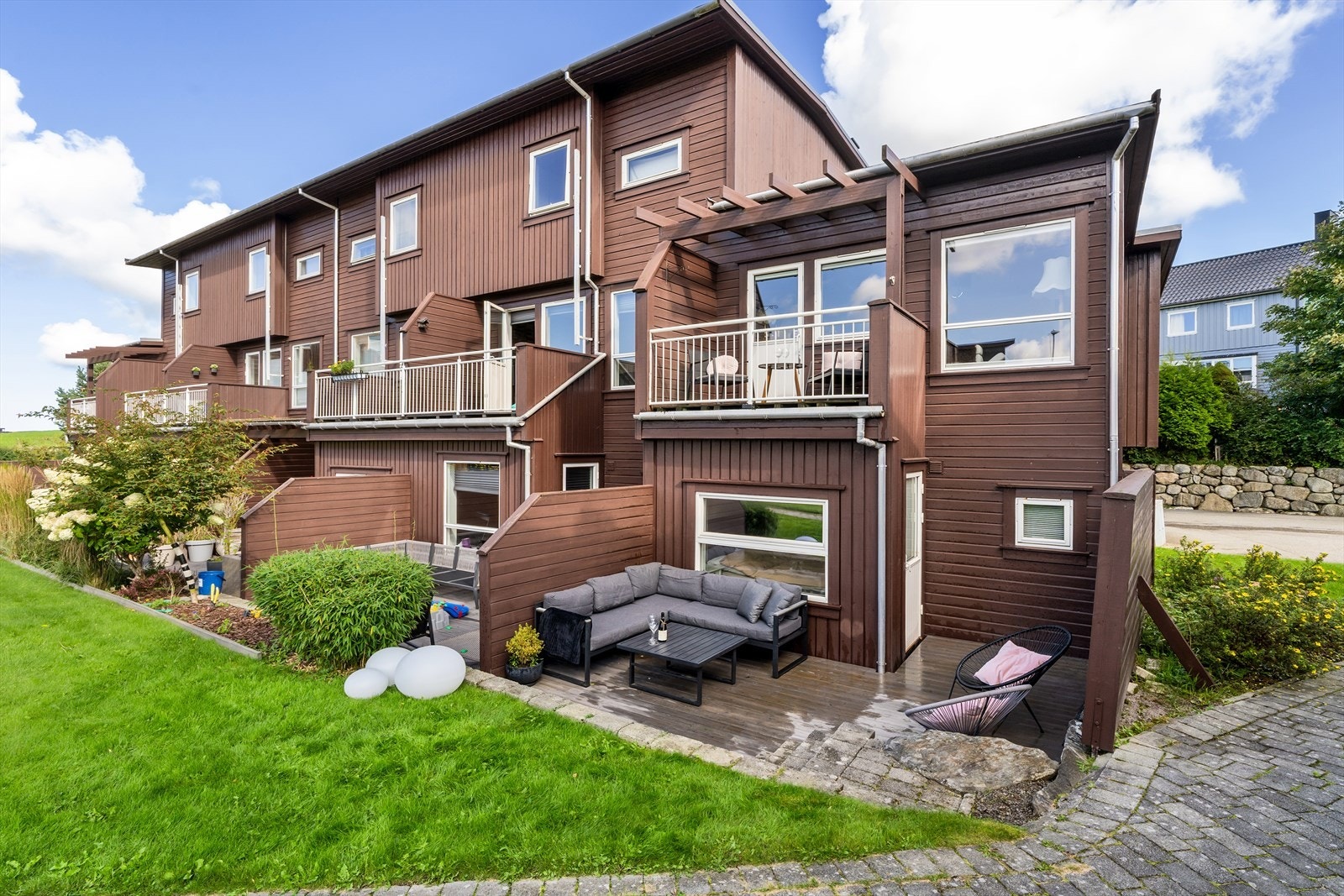 Boligens beliggenhet fremstår som svært attraktiv i et sentralt, skjermet og rolig boligområde på Bryne. Galleribilde