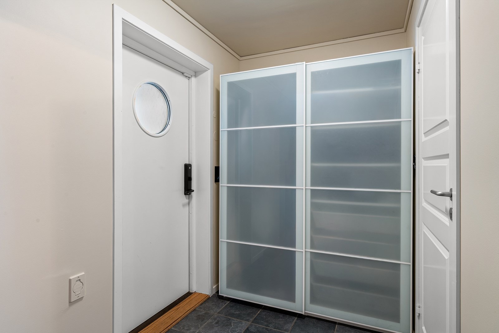 Entré med med oppbevaringsmuligheter. Trapp fra entréen opp til 2.etg. Galleribilde