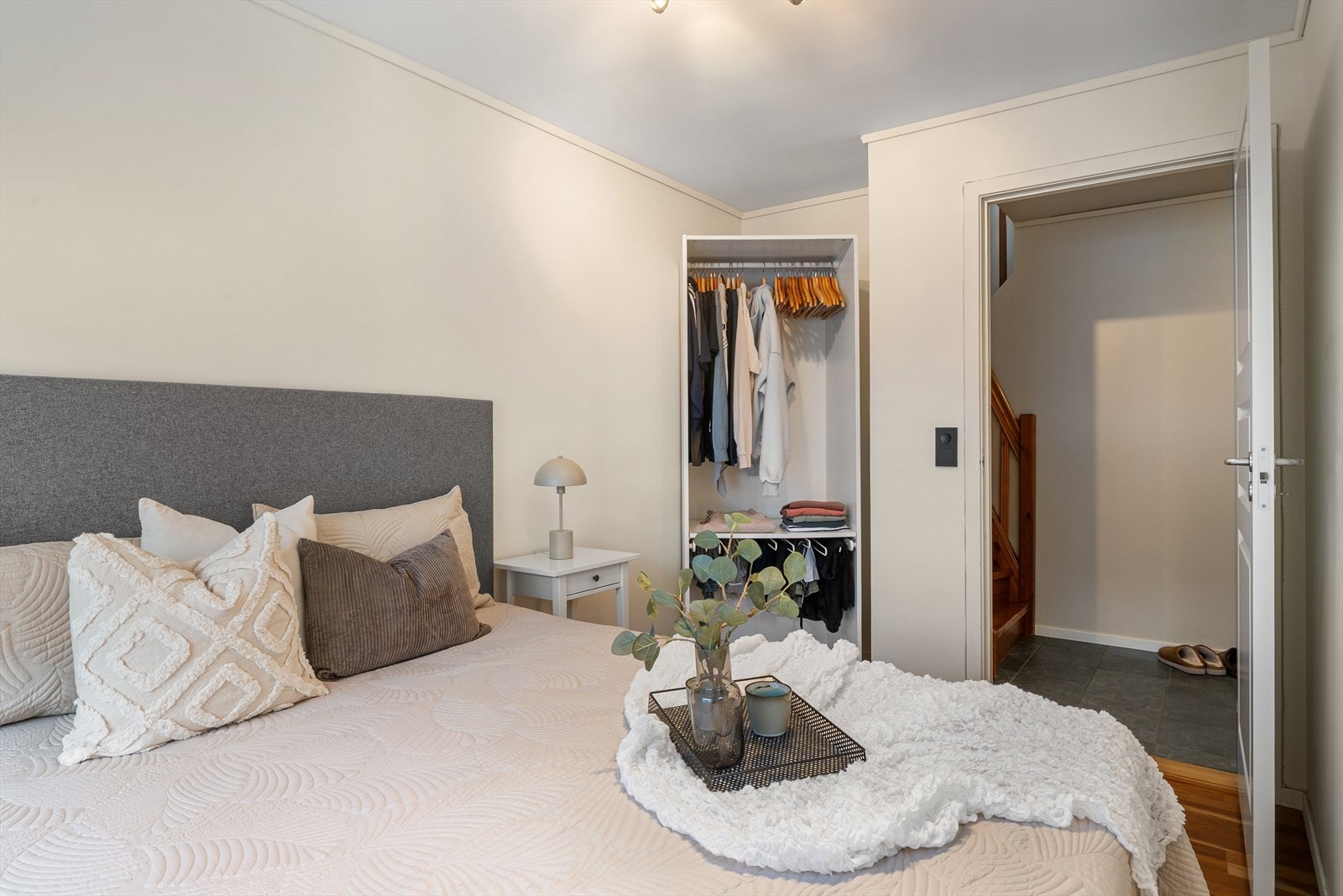 Stort soverom i 1.etg med god plass for garderobeløsning. Galleribilde