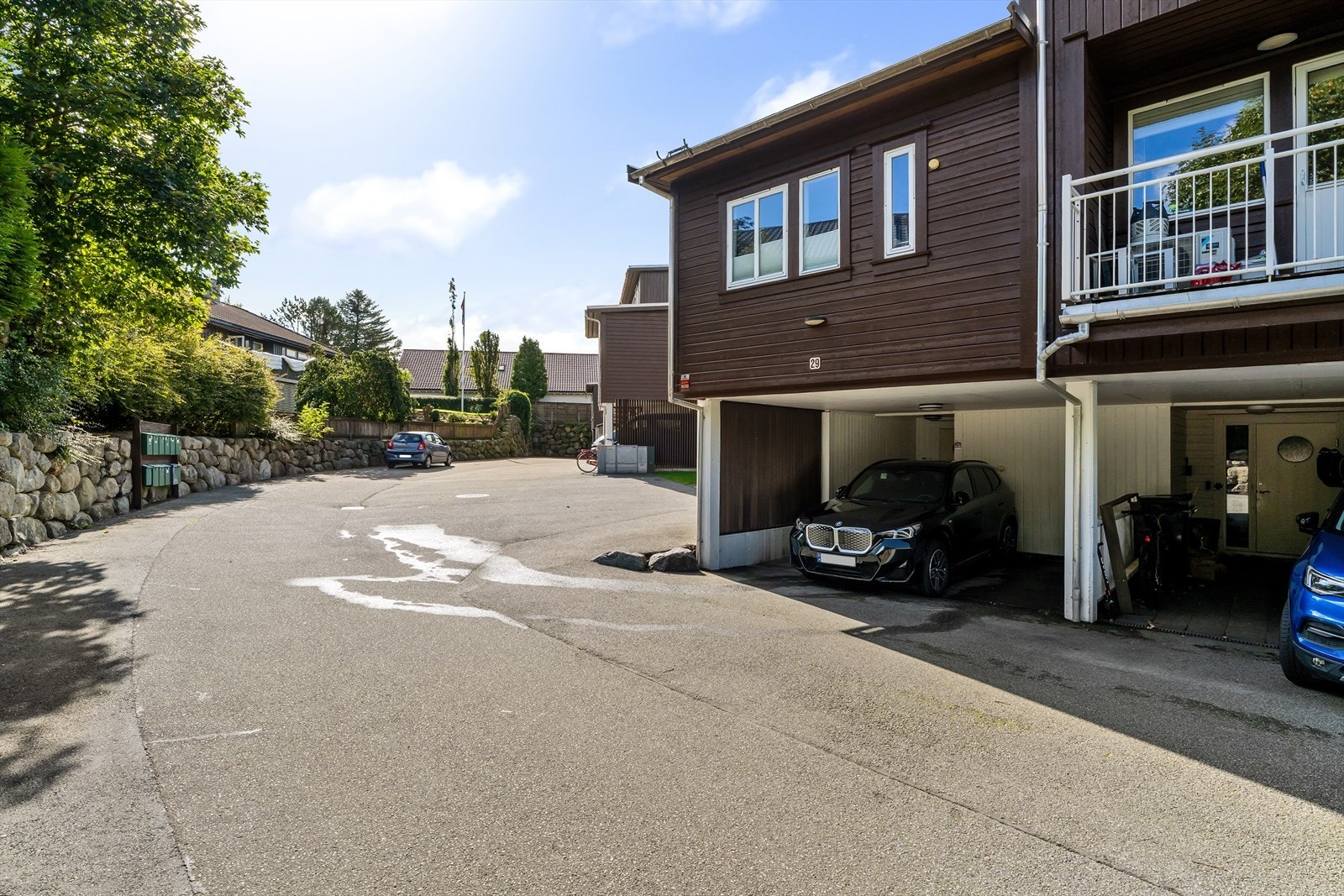 Romslig carport og inngangsparti. Galleribilde