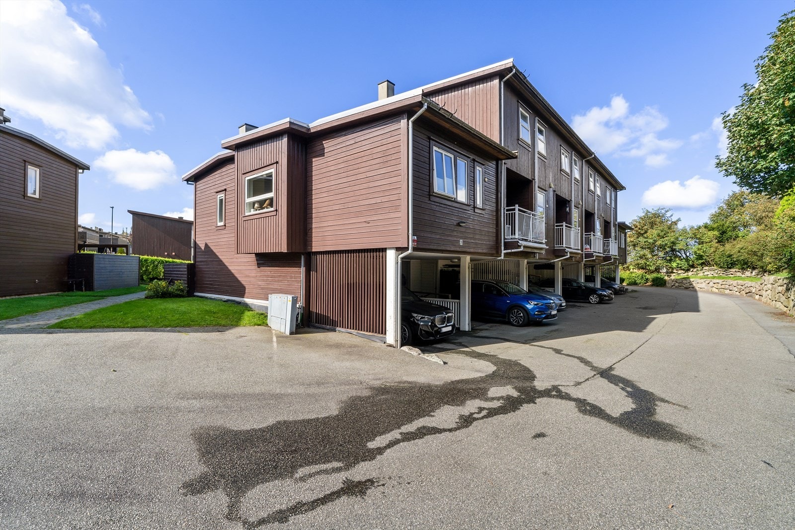 Parkering i carport under bygningsmassen. Tørrskodd fra bilen til inngangspartiet. Galleribilde