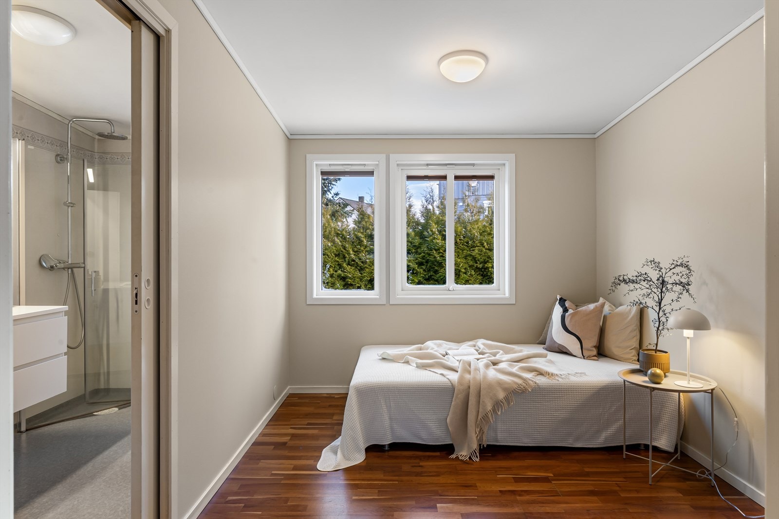 Soverom i 2.etg. har eget tilknyttet bad. Galleribilde