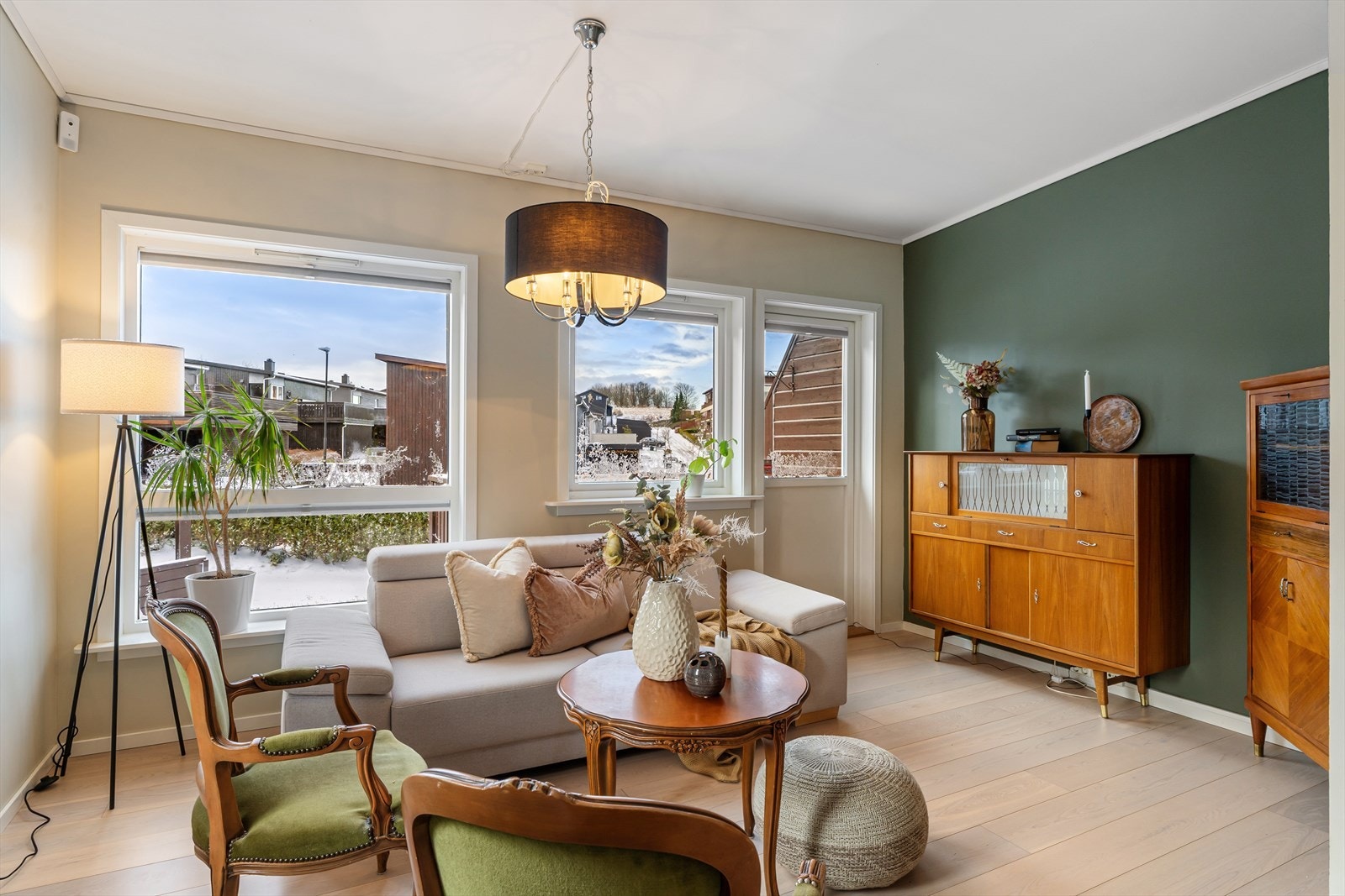 Stue med god plass til en stor sittegruppe. Store vindusflater og gode lysforhold. Galleribilde