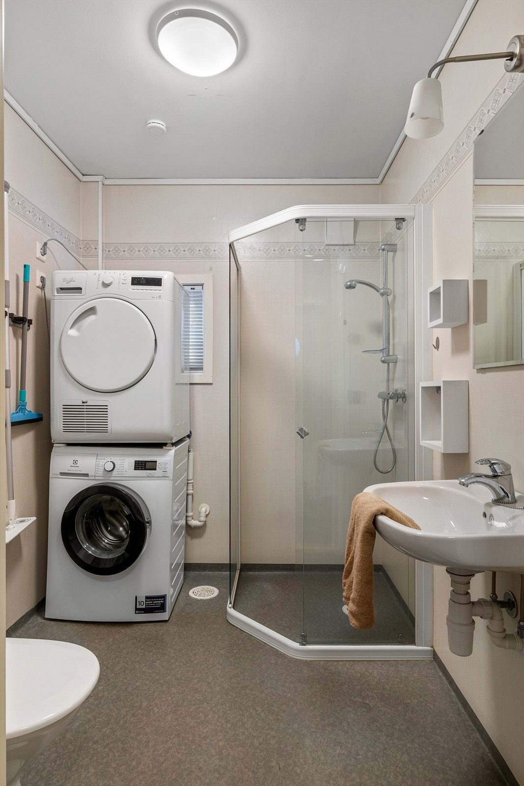 Praktisk med bad/vaskerom i første etasje. Galleribilde