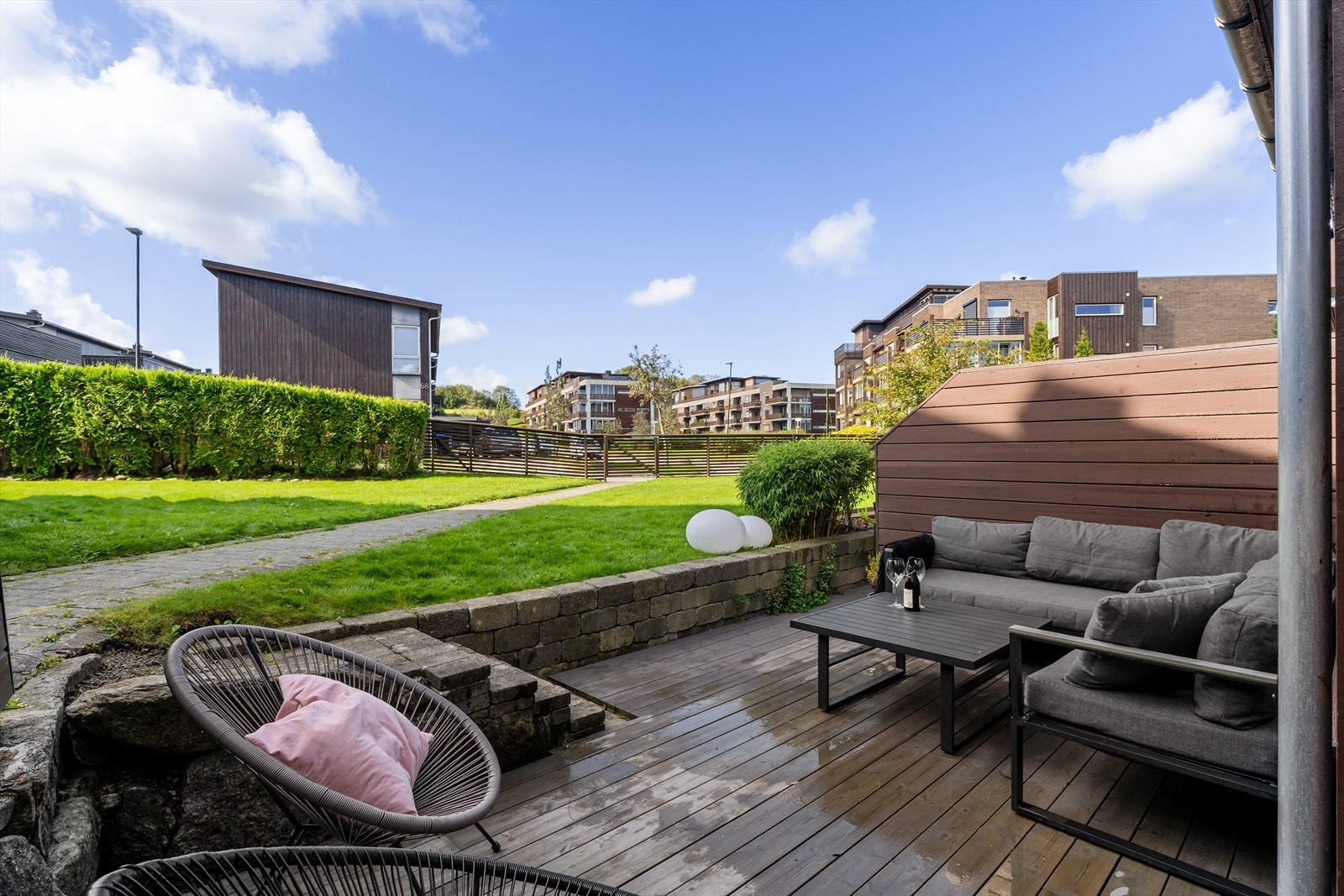 Kjekt enderekkehus på 70 m² over to plan, med blant annet to bad og to store soverom. Galleribilde