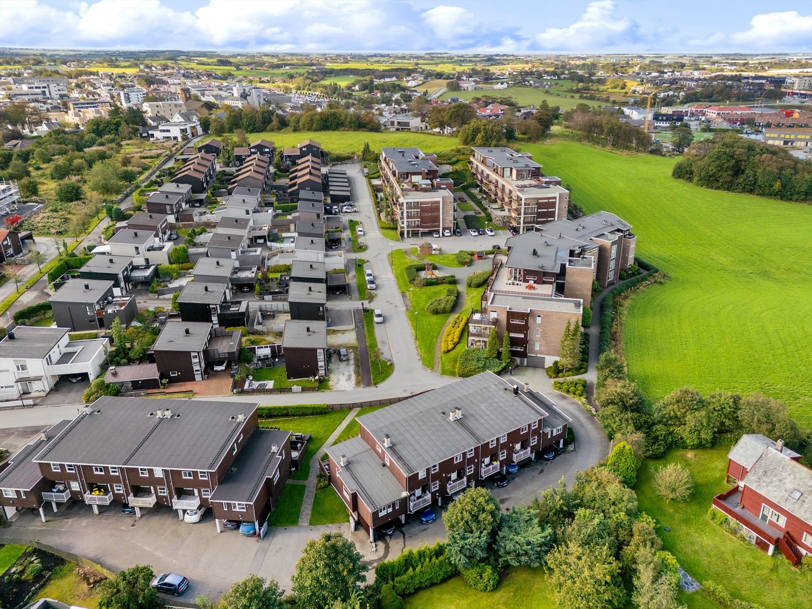 Her er det kort vei til et vidt spekter av det Bryne har å by på; Fra torget med restauranter og kino, gjennom Storgata med butikker, restauranter og kafeer til byens største kjøpesenter M44. Galleribilde