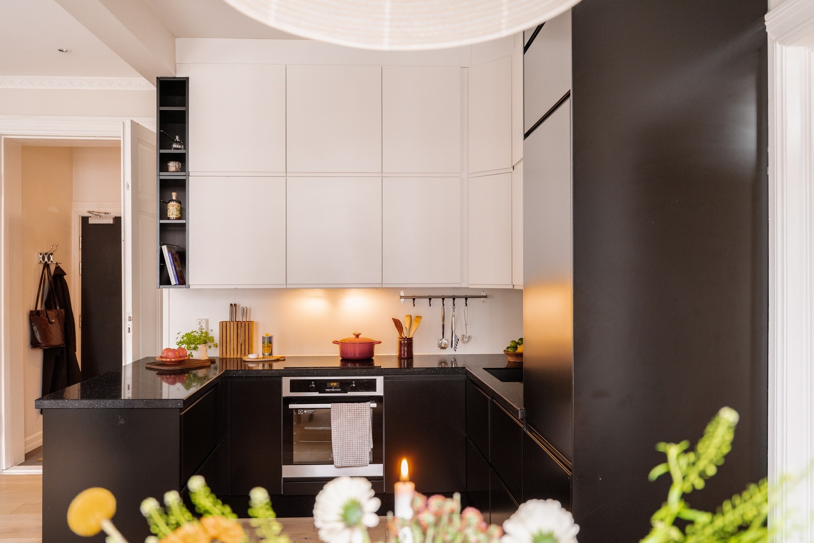 Svært godt med lagringsplass i takhøy innredning. Galleribilde