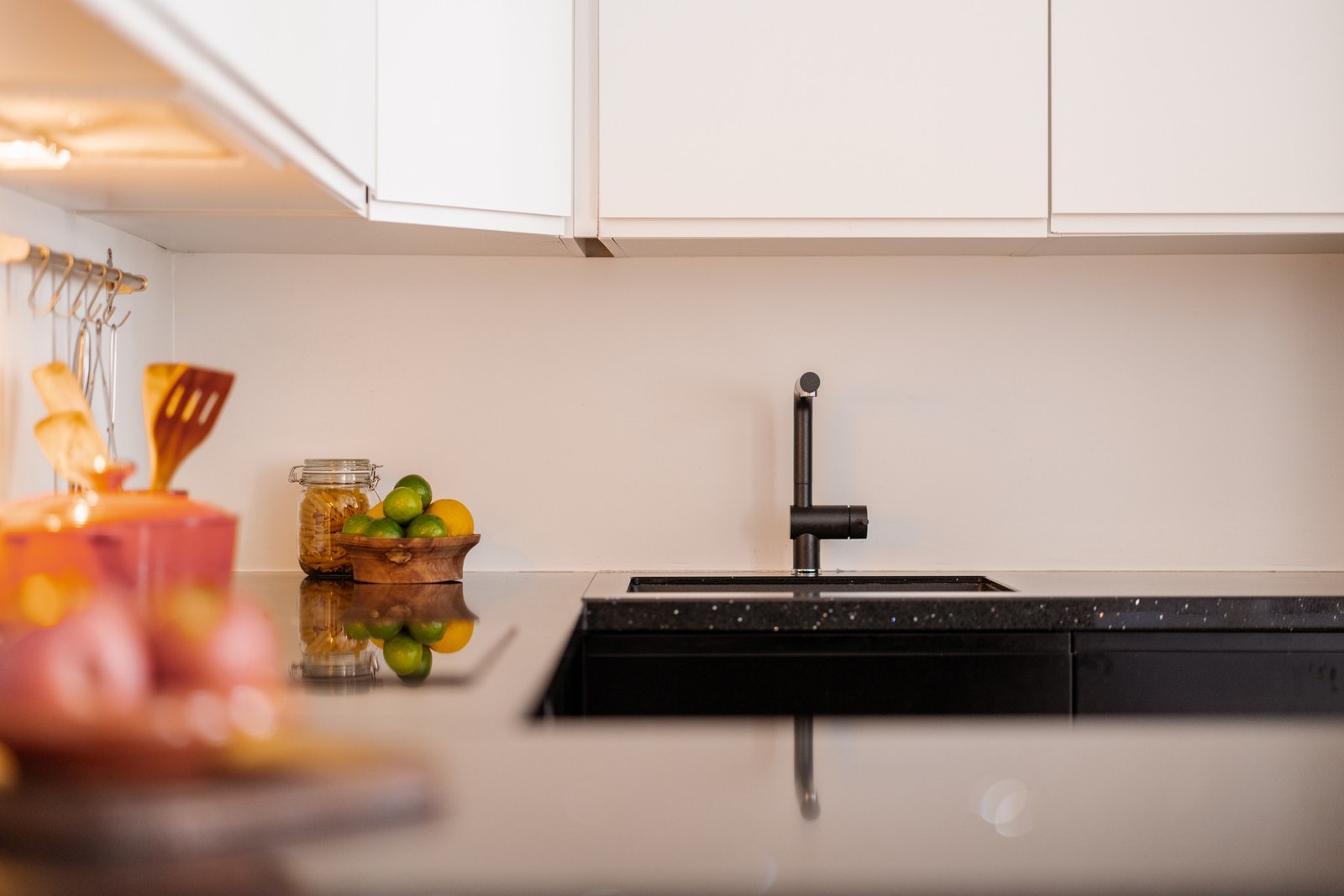 Lekker benkeplate av stein med svart underlimt oppvaskkum av kompositt. Galleribilde