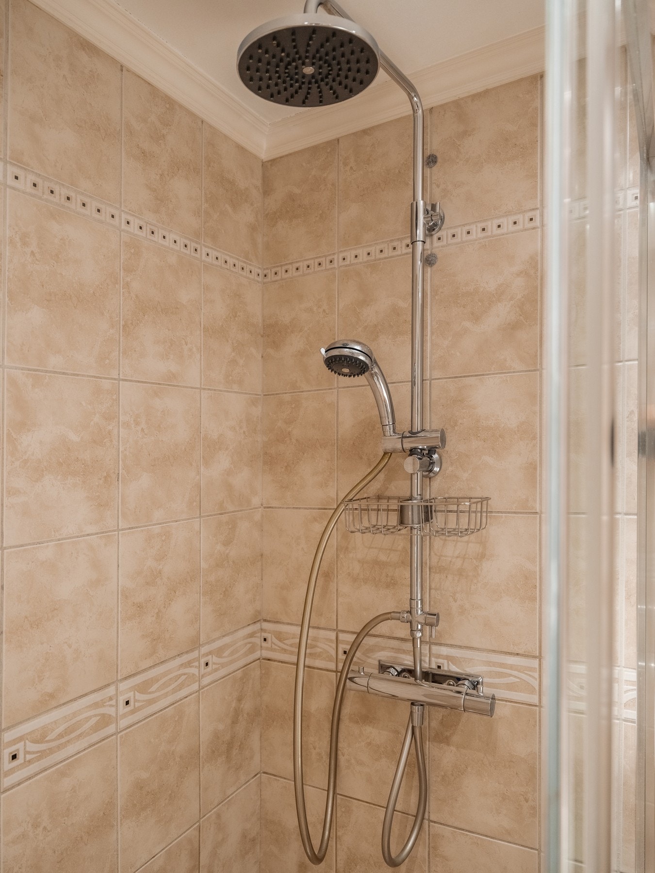 Romslig dusjsone med vegghengt dusjgarnityr med regnfallsdusj og hånddusj. Galleribilde