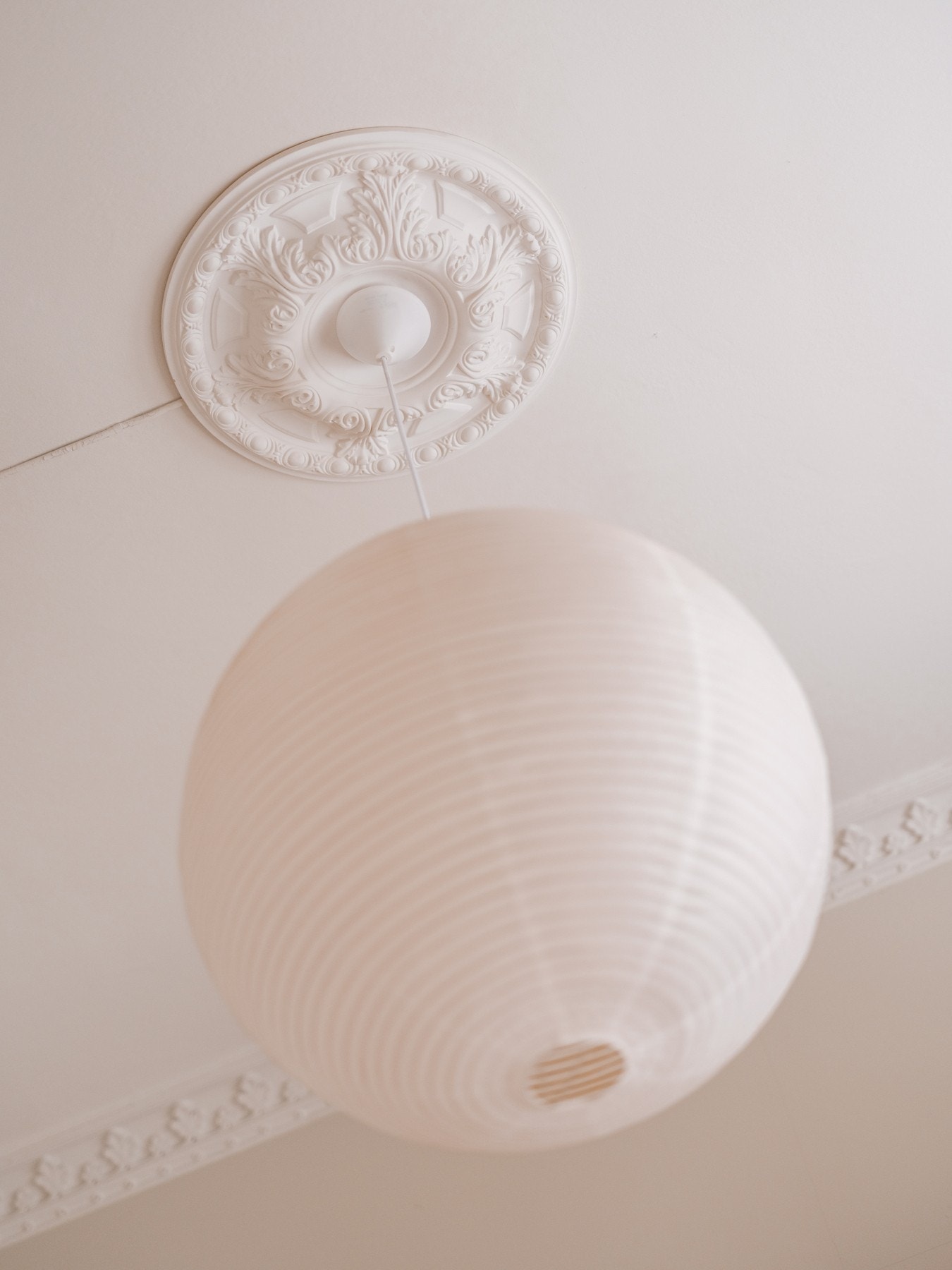 Vakker rosett i himlingen på soverommet. Galleribilde