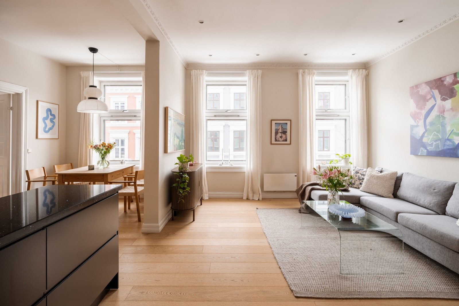 Boligen har en moderne delvis åpen stue- og kjøkkenløsning. Galleribilde