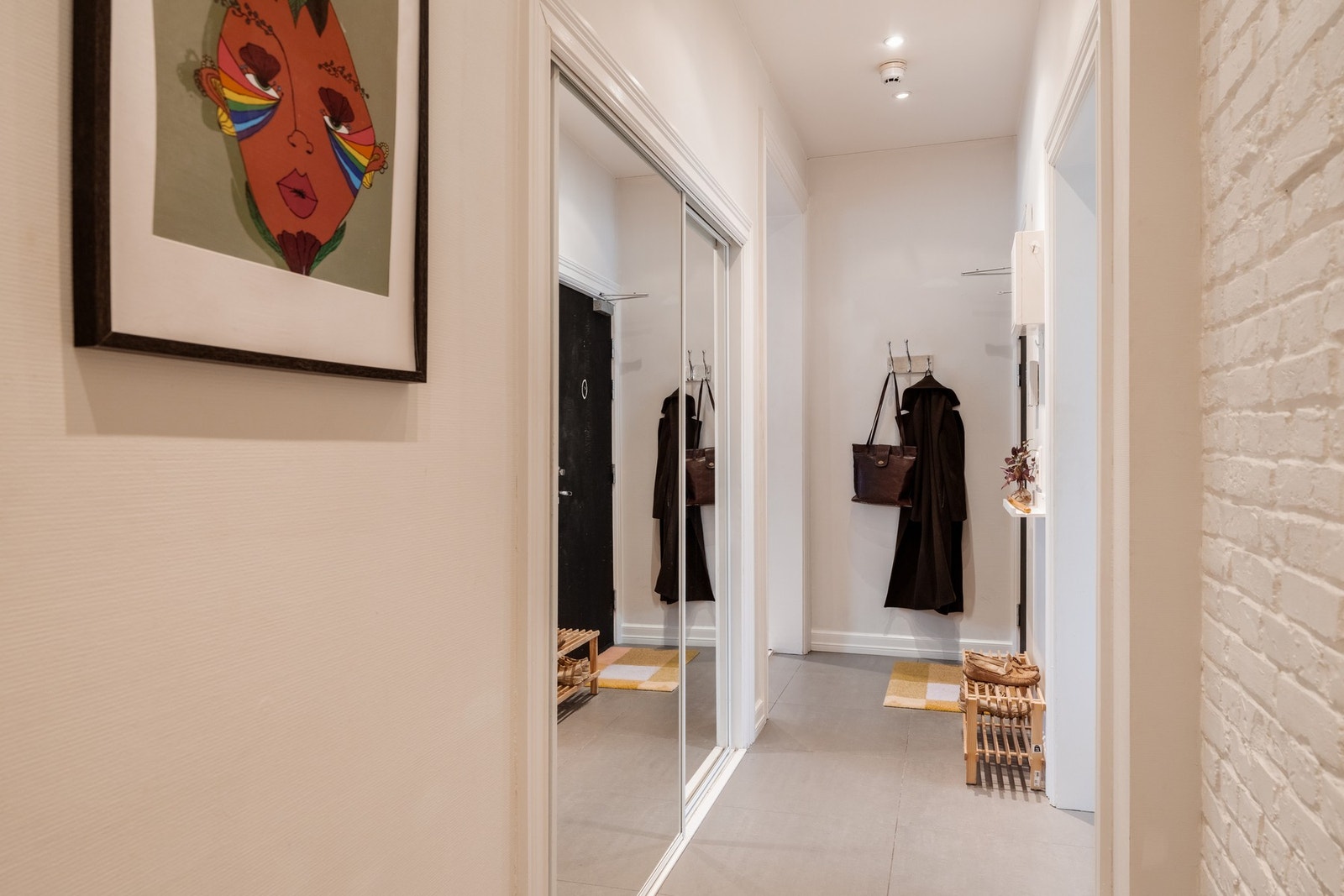 I gangen er det god plass til oppheng av yttertøy i garderobe med speilfront. Galleribilde