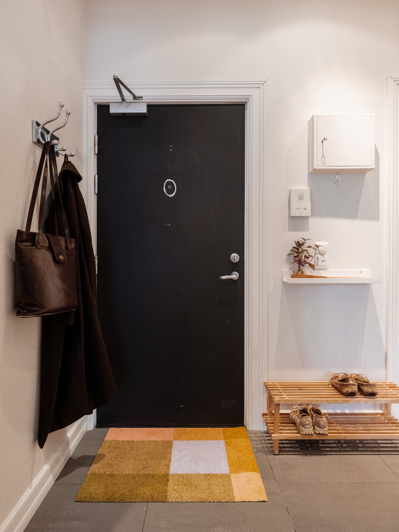 Malt brann- og lydklassifisert entréedør med kikkehull. Callinganlegg. Galleribilde