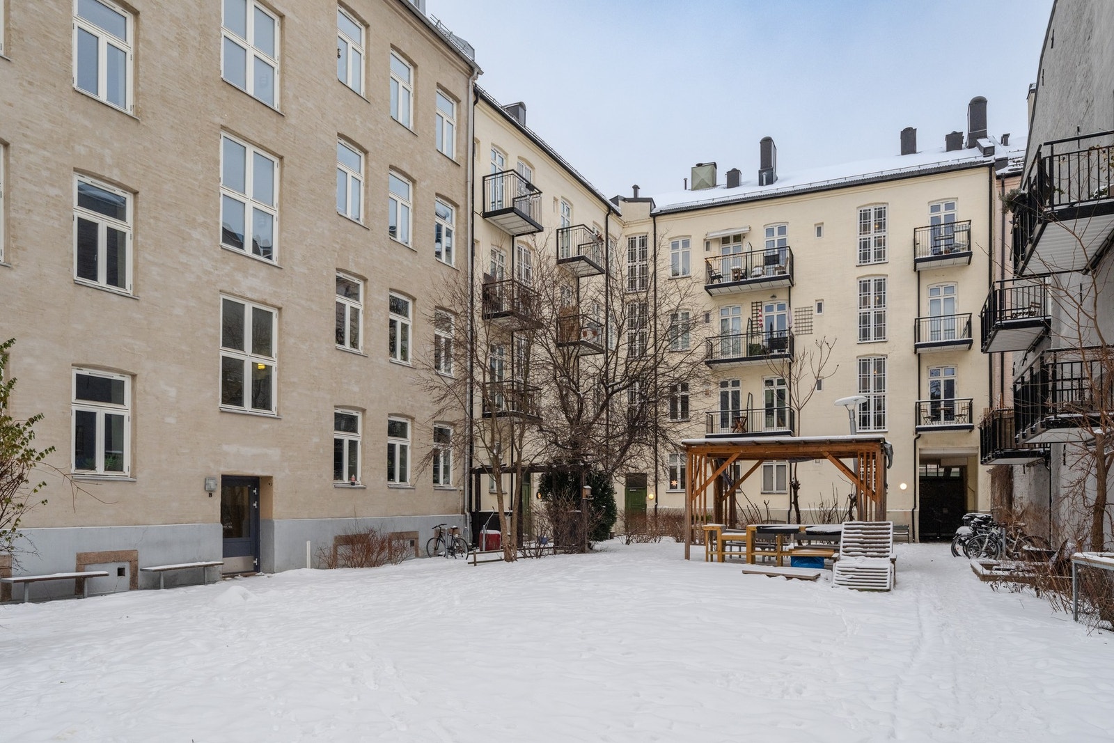 Borettslaget vender inn mot et større bakgårdsområde for flere boligblokker. Galleribilde