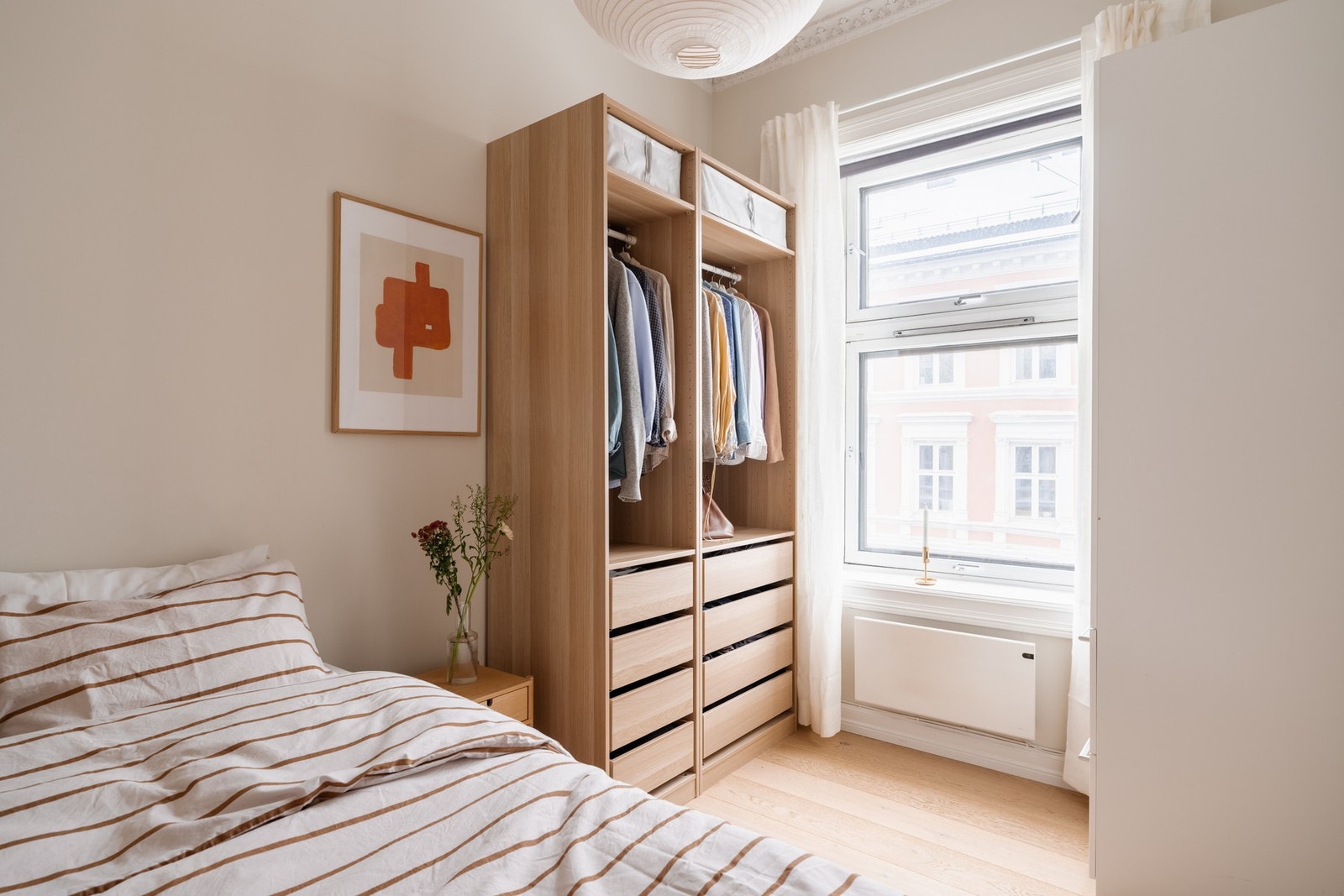 Innenfor kjøkkendelen ligger ett av boligens totalt 3 soverom. Galleribilde