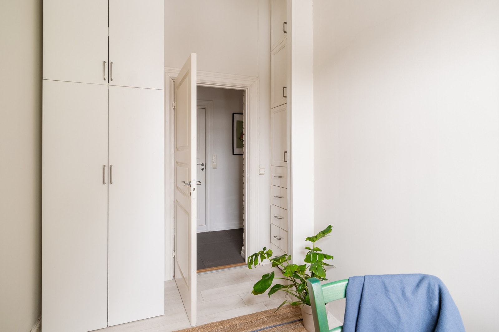 Rommet ligger vegg-i-vegg med det andre soverommet, og man kan fjerne veggen til fordel for et større soverom om ønskelig. Galleribilde