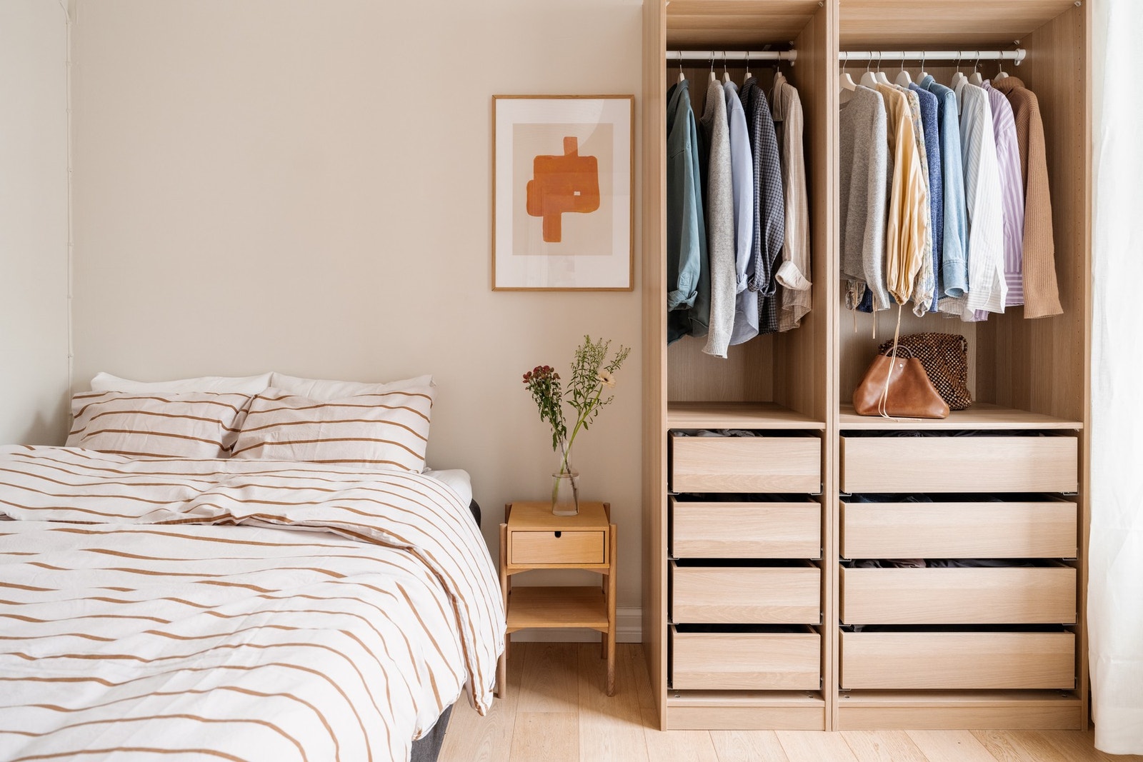 Rommet har en god størrelse, med plass til både dobbeltseng og garderobe. Galleribilde