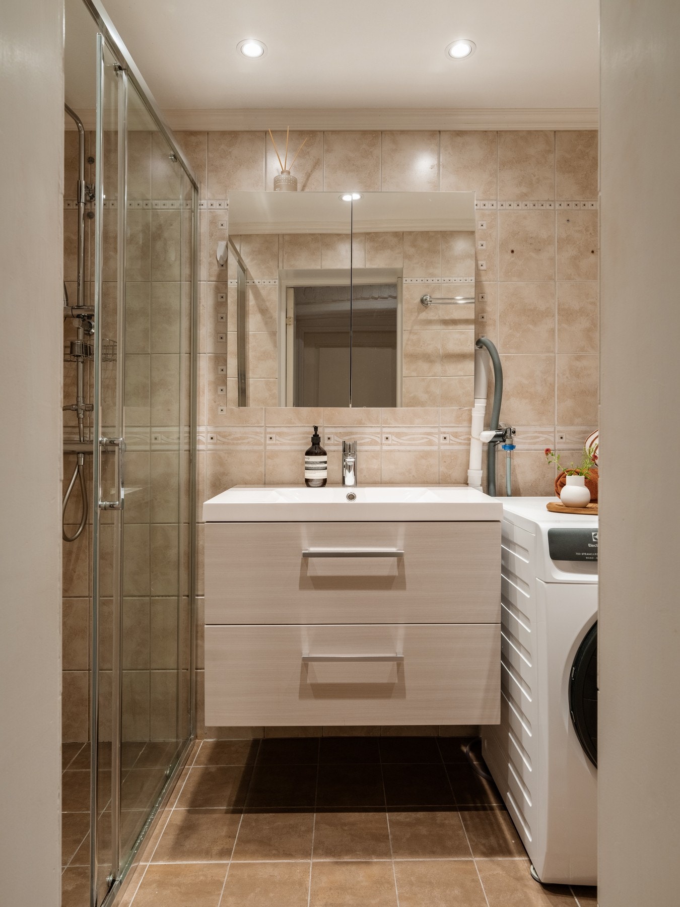 Flislagt bad med opplegg for vaskemaskin. Galleribilde