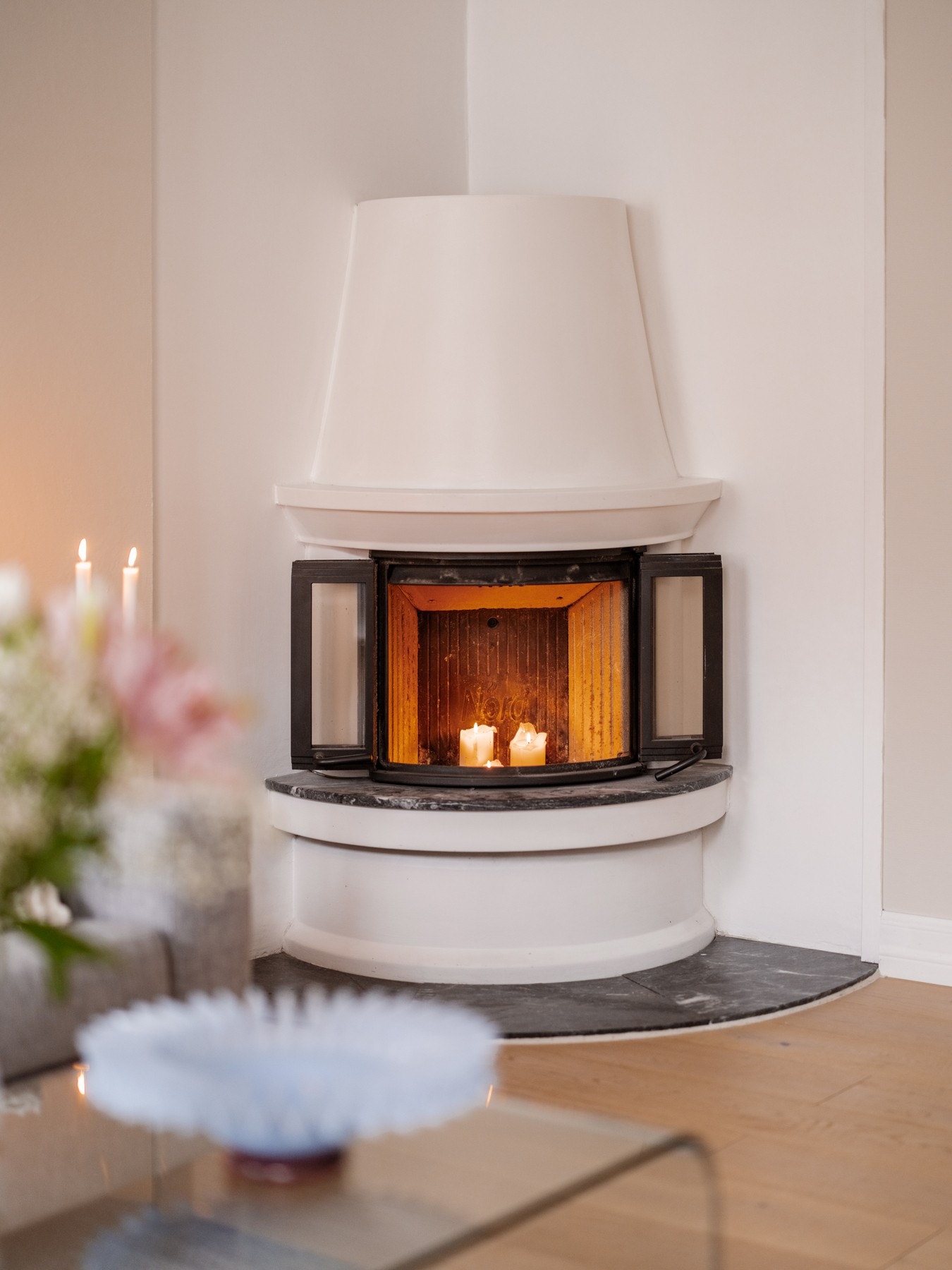 Det foreligger foreløpig fyringsforbud i pipeløp i stue på grunn av manglende rehabilitering av pipeløp i borettslaget. Galleribilde