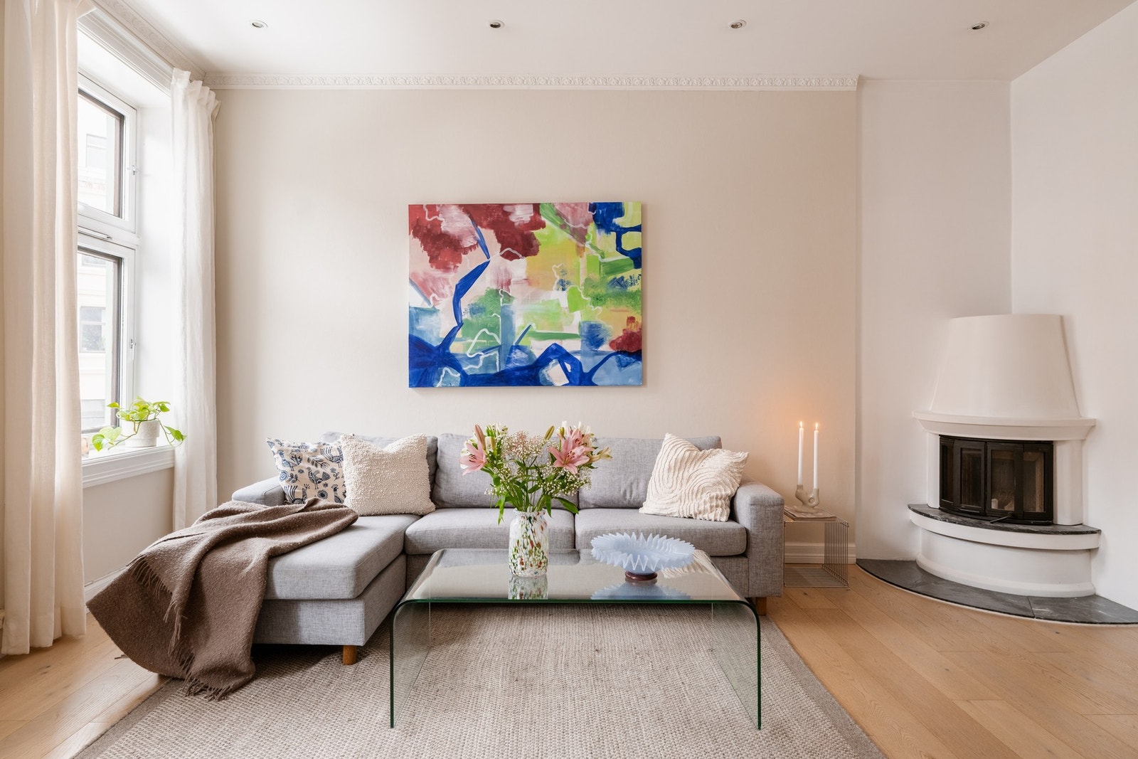 Dette er nydelig klassisk 4-roms leilighet med en god kombinasjon av klassiske bevarte kvaliteter og moderne farge- og materialvalg. Galleribilde