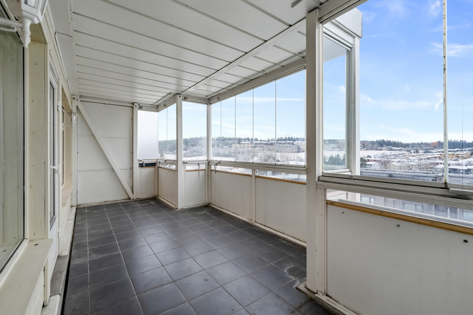 Innglasset balkong på ca. 15 kvm. Fra 4. etasje er det utsyn utover nærområdet. Galleribilde