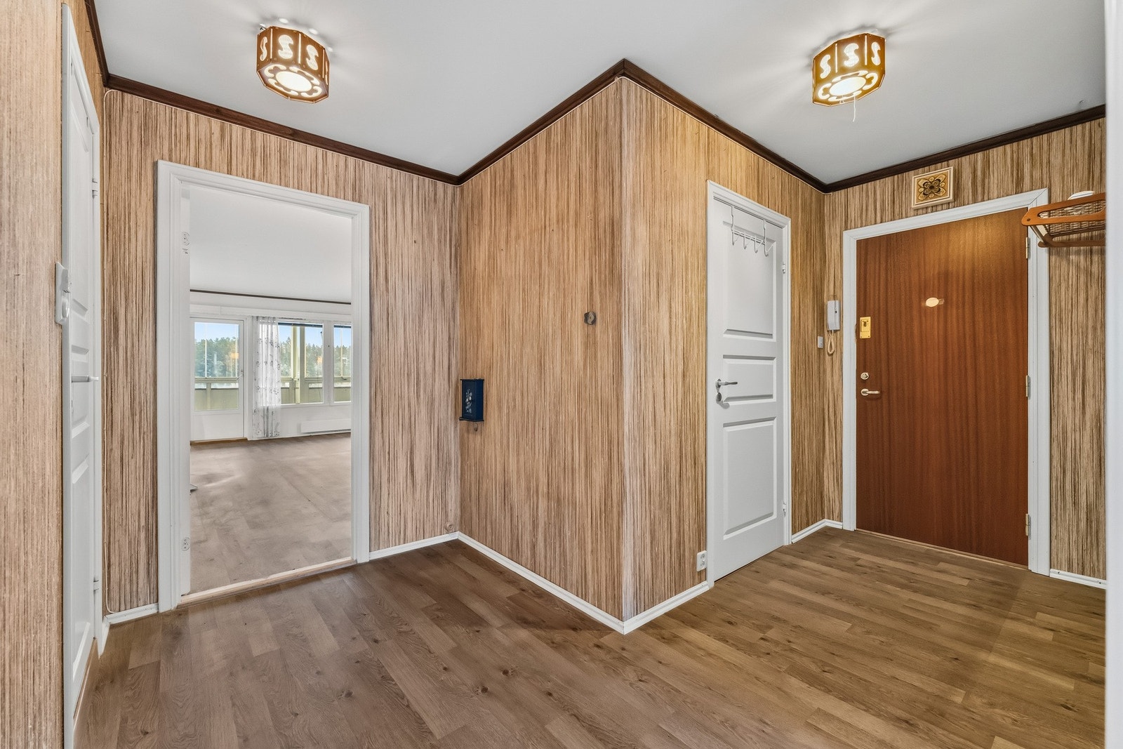 Gang med inngang til bod midt i bildet. Boligen disponerer en ekstern bod samt ett ekstern skap i kjeller. Skapet er
oppmålt til ca. 0,6 m², boden oppmålt til ca. 5,5 m². Galleribilde