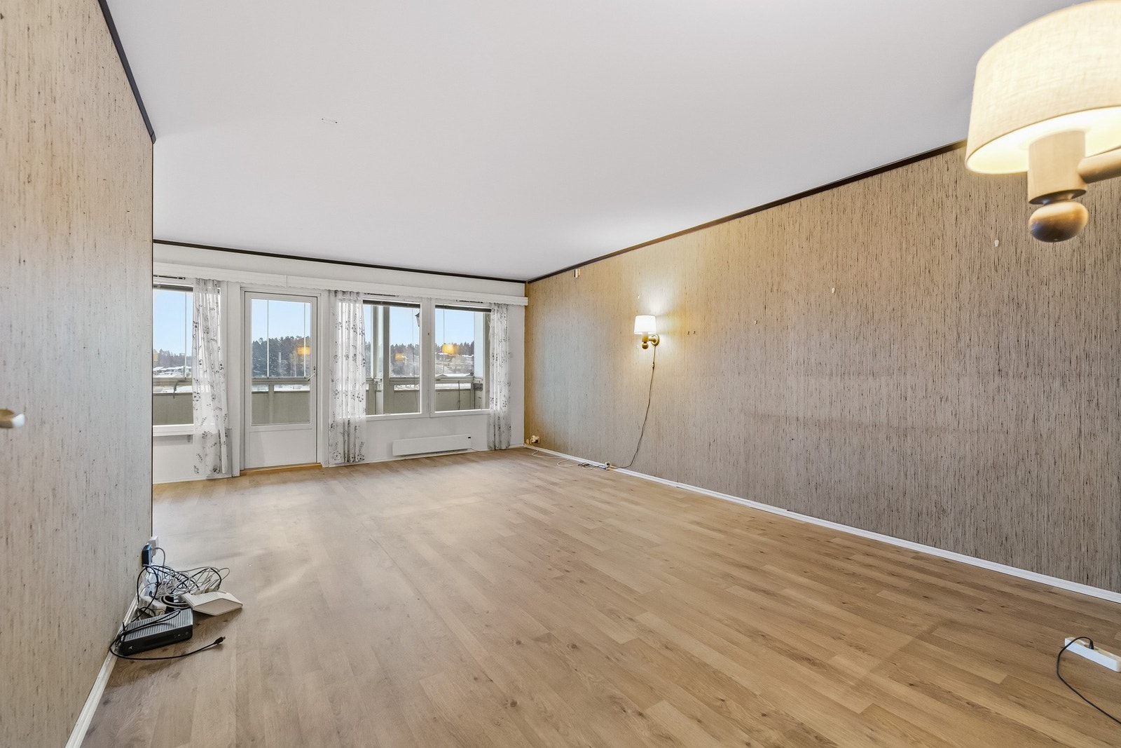 Romslig stue med god plass til møblering samt spisestue. Galleribilde