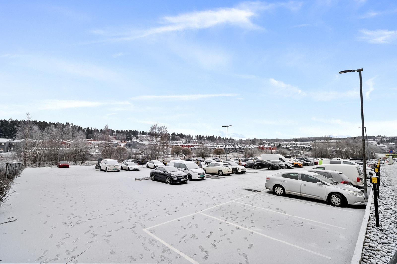 Leiligheten disponerer parkeringsplass nr. 408. Det er opplegg for el-bil lader, men lader er ikke installert. Galleribilde