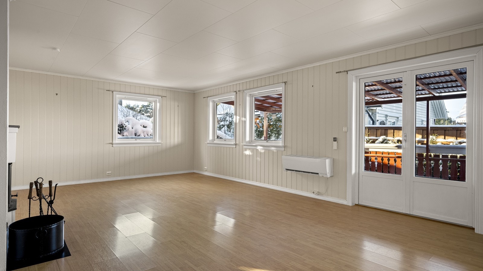 Utgang til romslig terrasse Galleribilde