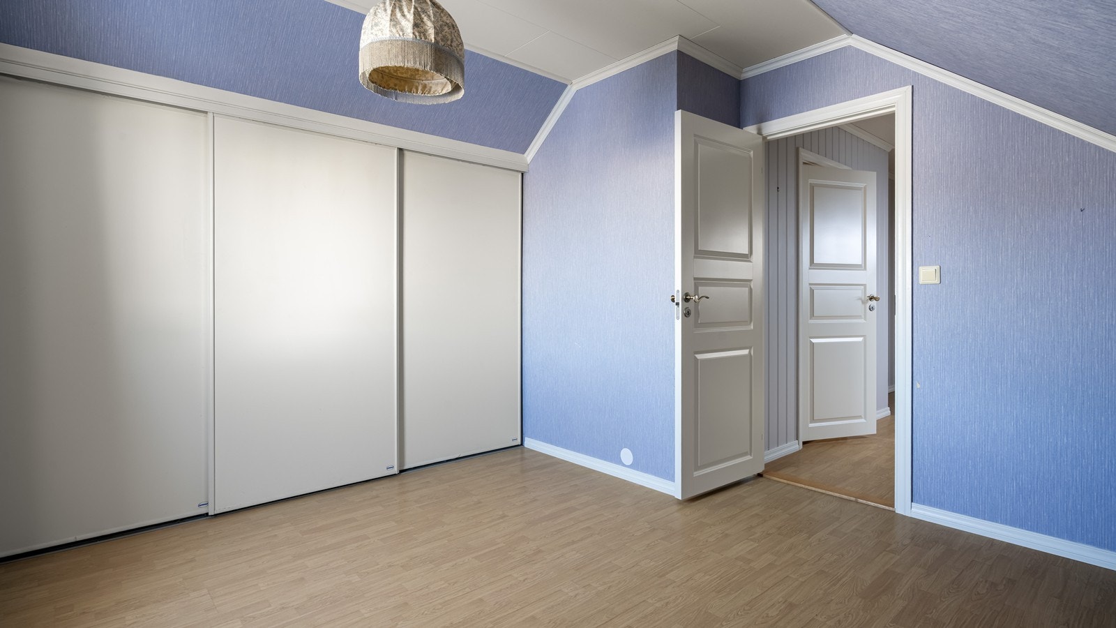 Soverom i 2.etg. med skyedørsgarderobe Galleribilde