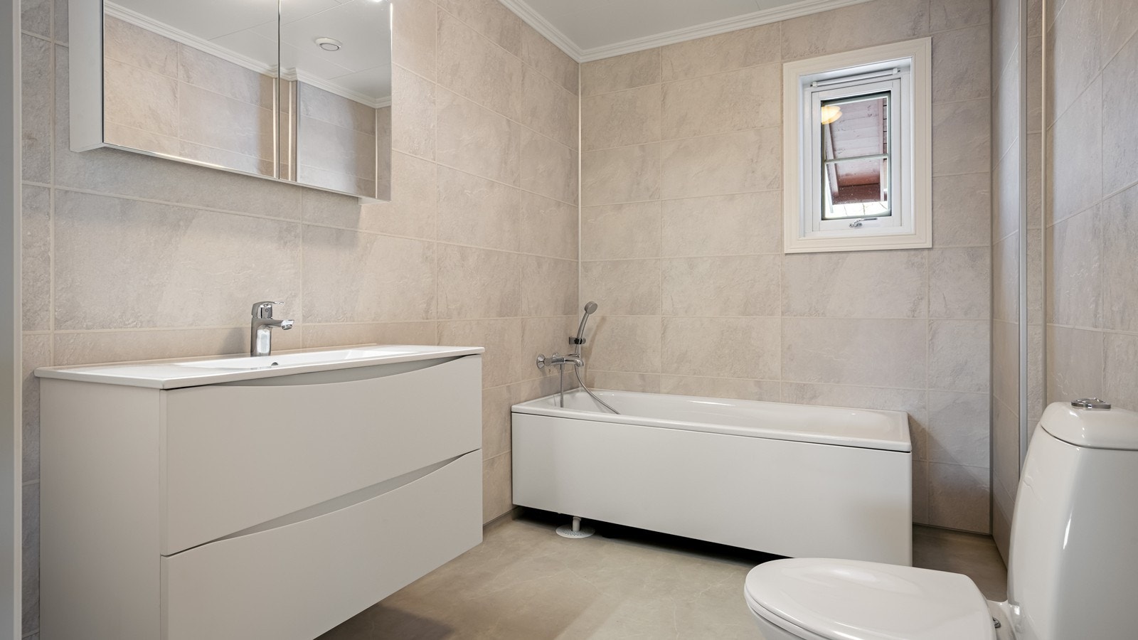 Bad med belegg på gulv og våtromsplater på vegger - her er det varmekabler Galleribilde