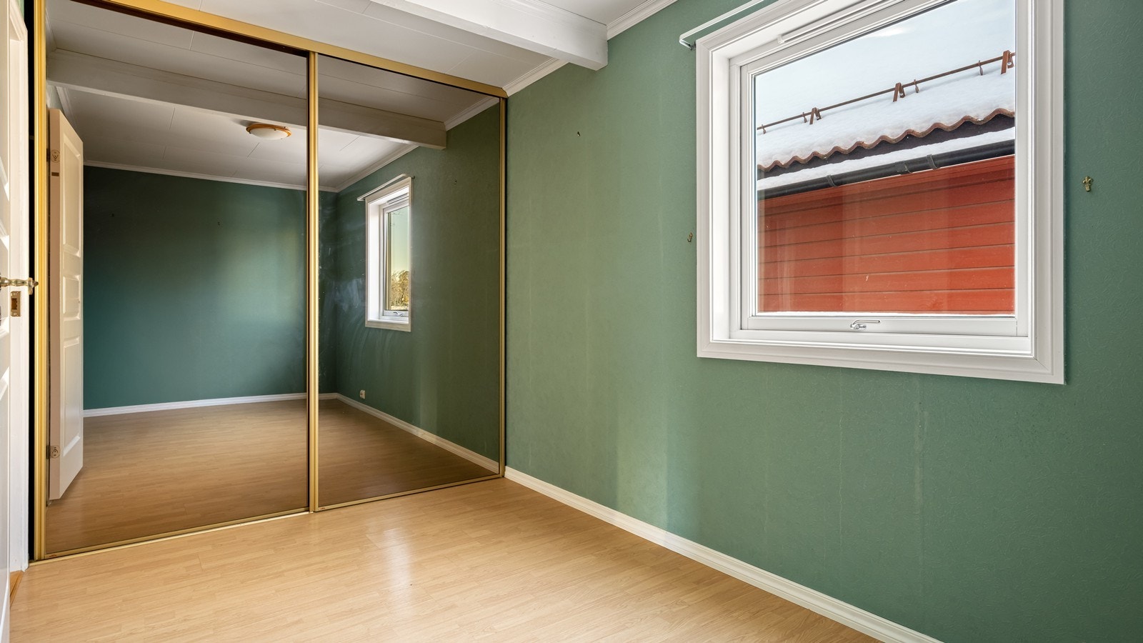 Soverom i 1.etg med skyvedørsgarderobe Galleribilde