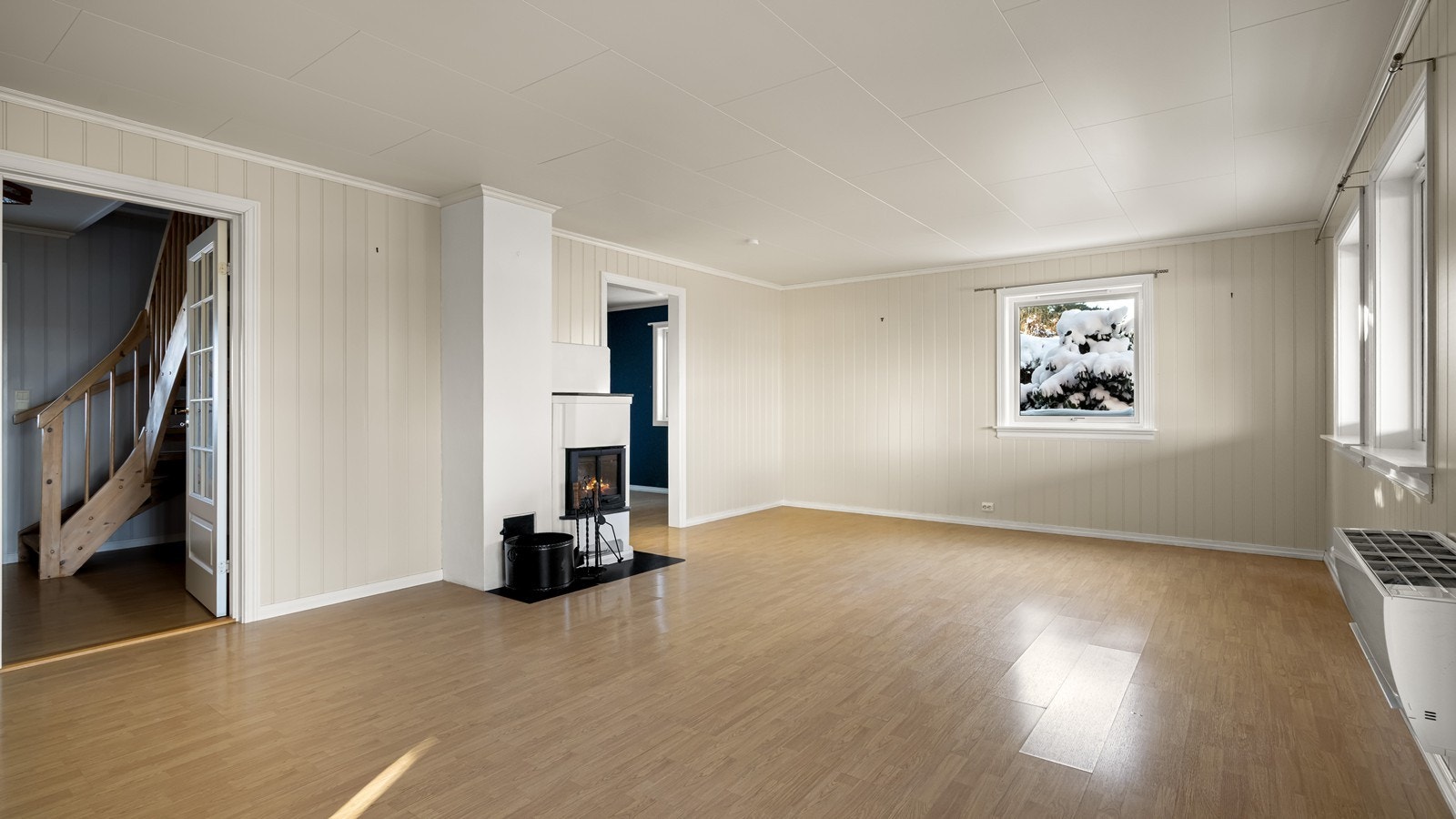 I stuen er det vedovn og varmepumpe Galleribilde