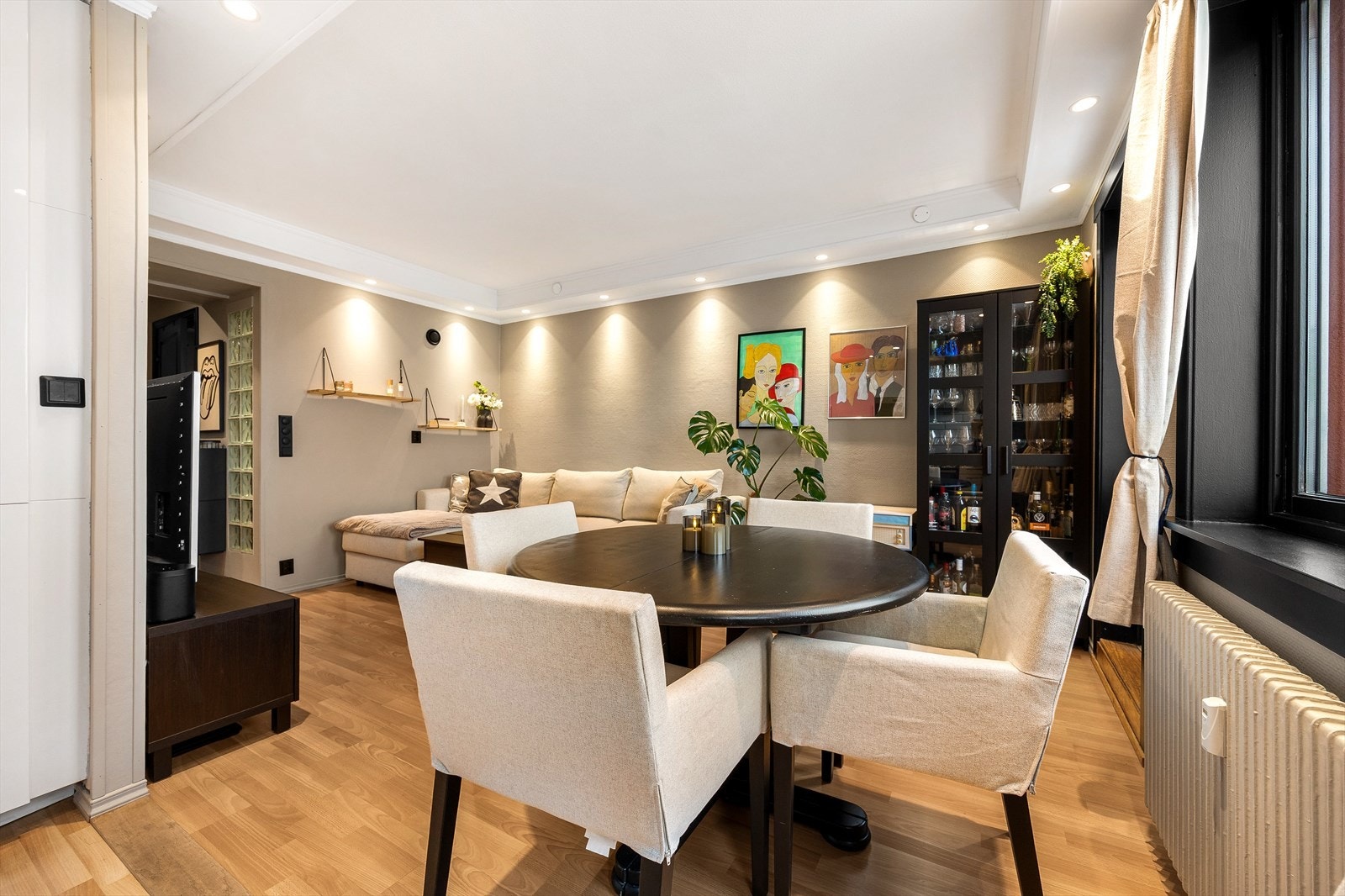 Himlingshøyden på ca. 2,52 meter bidrar til en god romfølelse Galleribilde