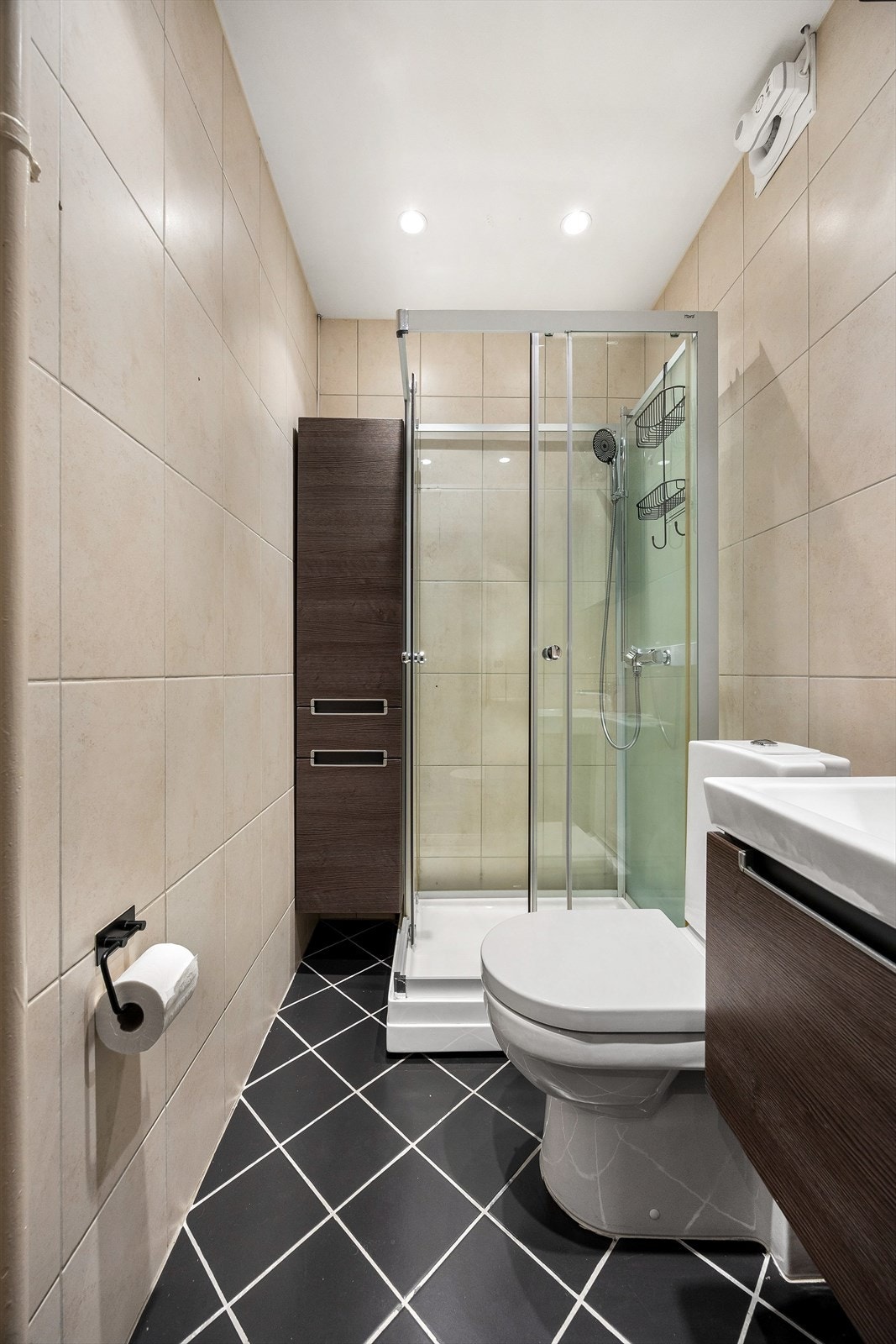 Innredningen består av servant med underskap og et praktisk høyskap Galleribilde