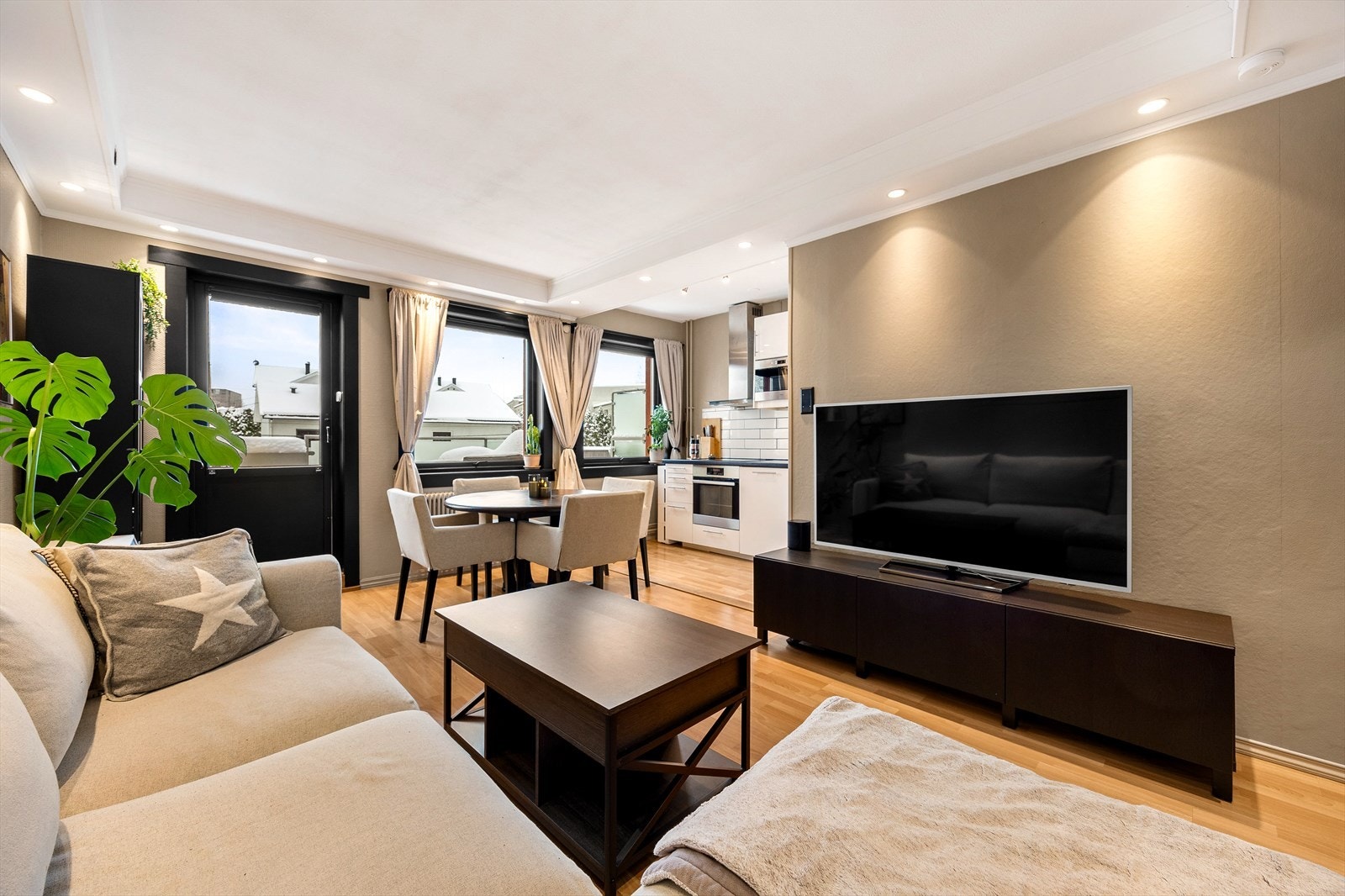 Velkommen til Sandstuveien 52B, presentert av Dina Hadad og Mohsin Ali for EiendomsMegler 1. Foto: Bjørnar Døhlen. Galleribilde