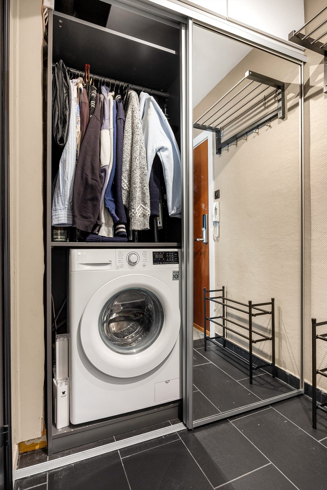 Bak garderoben er det etablert en praktisk løsning for vaskemaskin Galleribilde