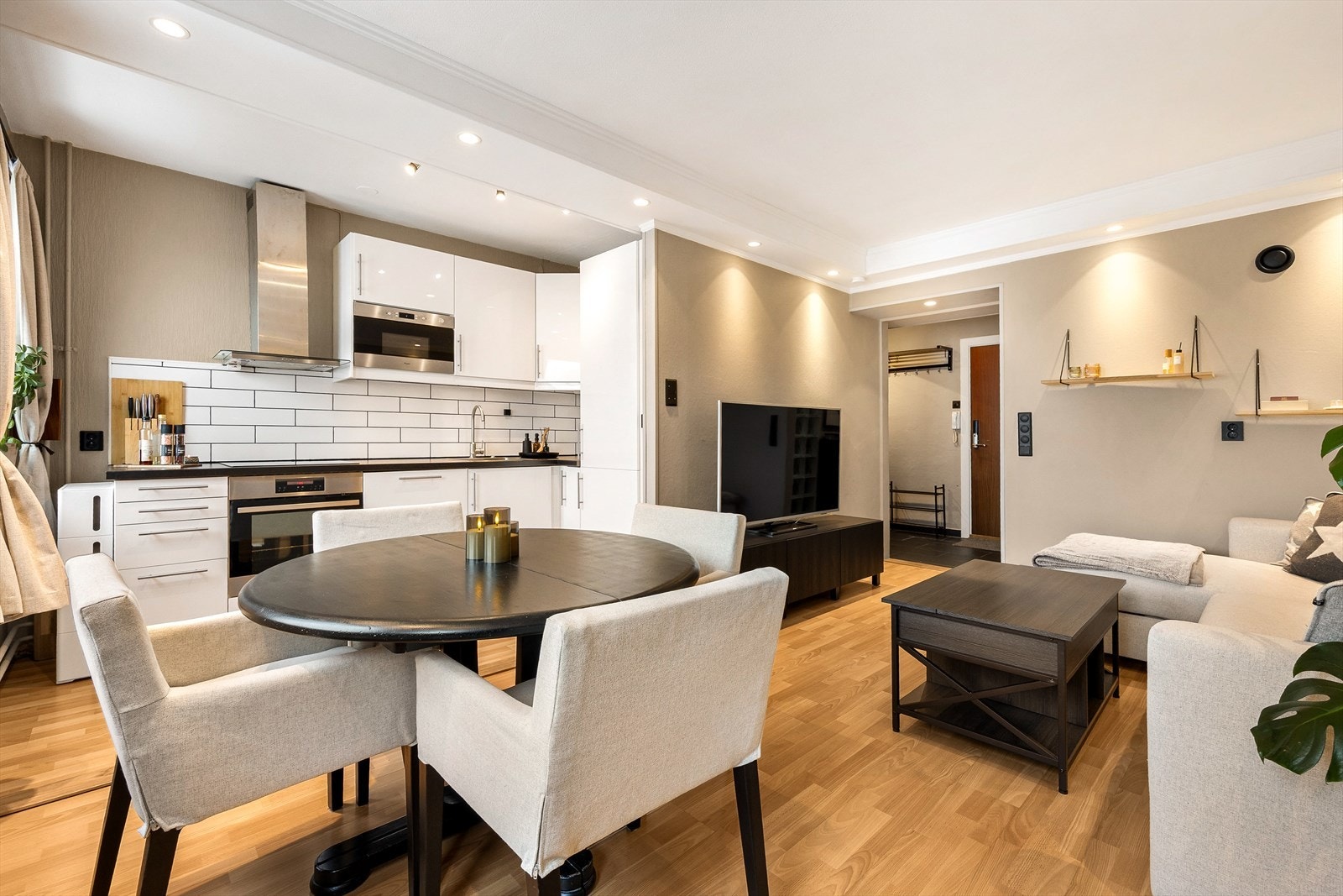 Den åpne løsningen gir rom for en naturlig spiseplass i tilknytning til kjøkkenet Galleribilde