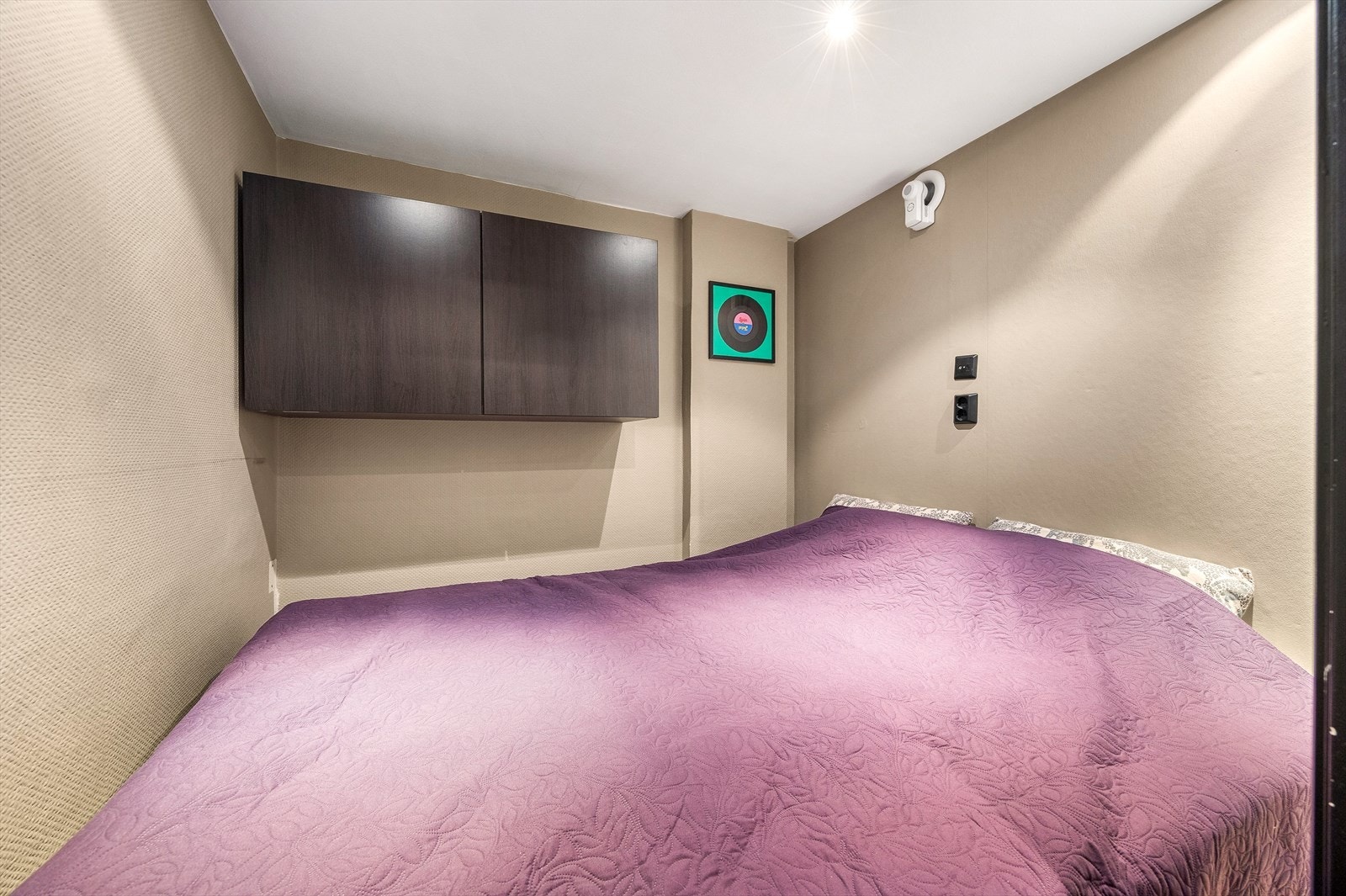 Alkoven har plass til seng og er utstyrt med vegghengte skap for oppbevaring Galleribilde