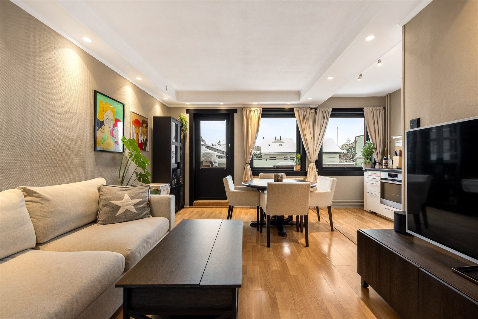 Stuen har god plass til en sittegruppe og TV-møblement Galleribilde