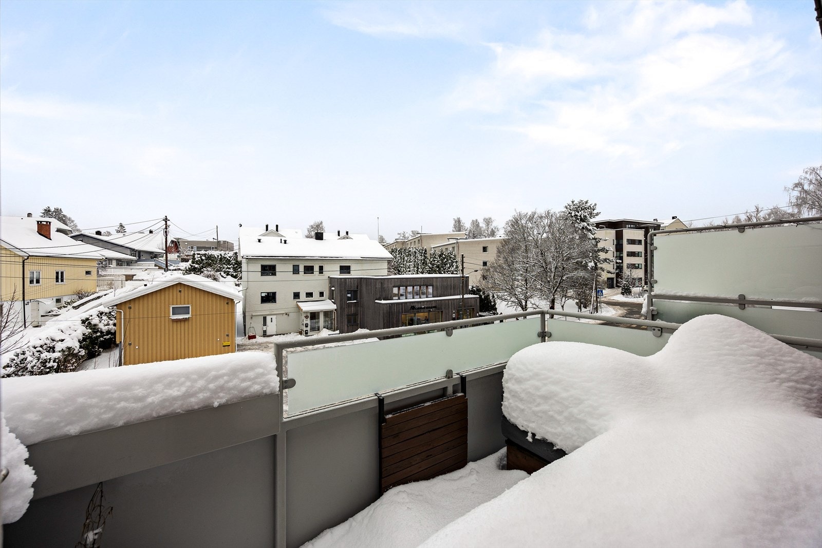 Fra stuen er det utgang til en sørvendt og solrik balkong på 4 m² med fritt utsyn. Galleribilde